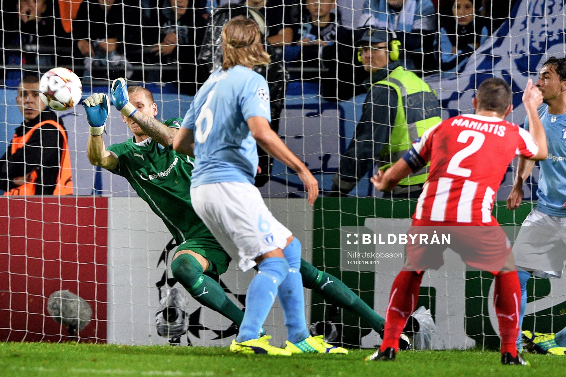 Olympiacos Giannis Maniatis skjuter med Malmö FFs målvakt