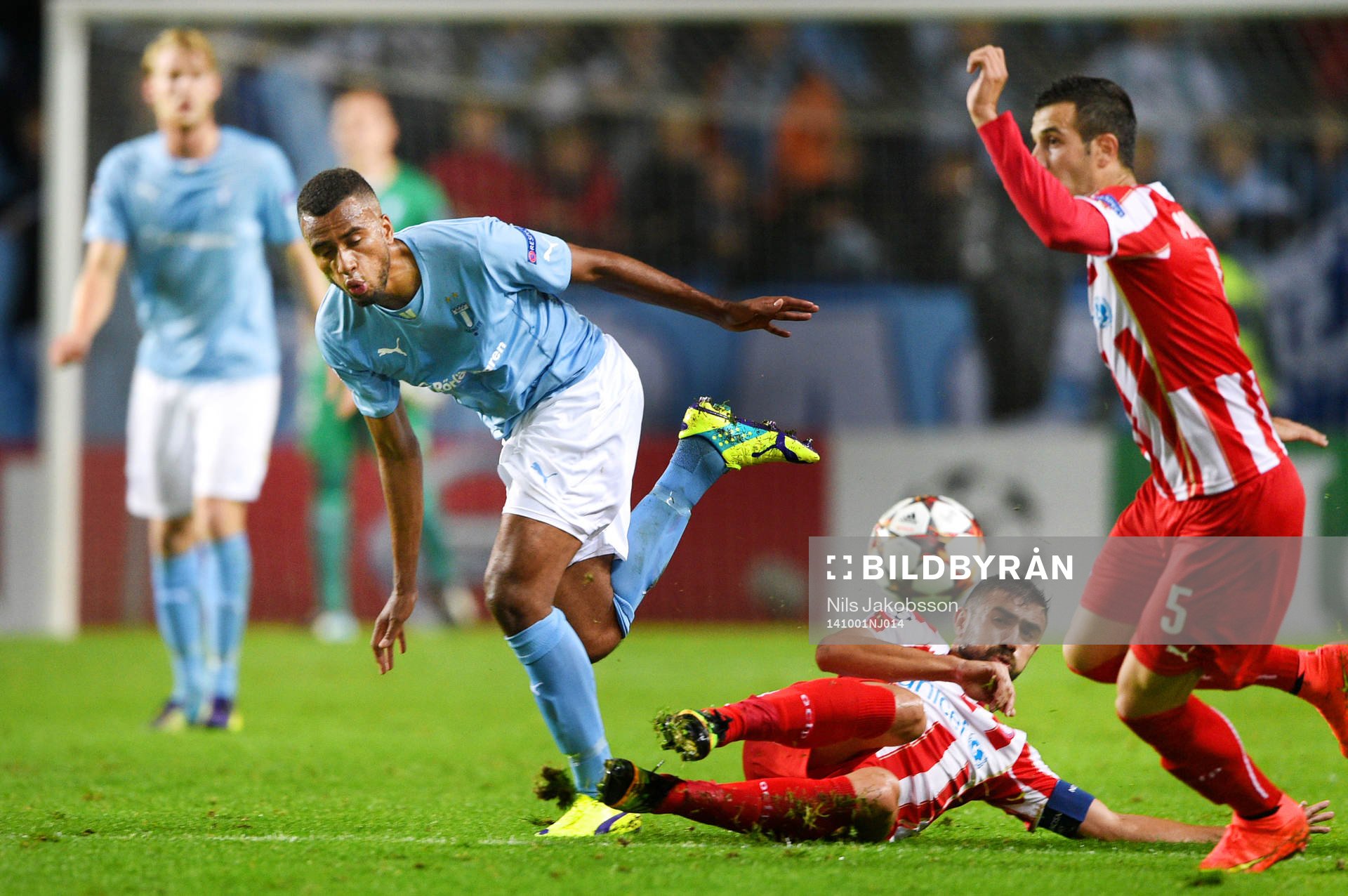 Malmö FFs Isaac Kiese Thelin och Olympiacos Giannis Maniatis och Luka Milivojevi under fotbollsmatchen i Champions League mellan Malmö FF och Olympiakos den 1 oktober 2014 i Malmö.