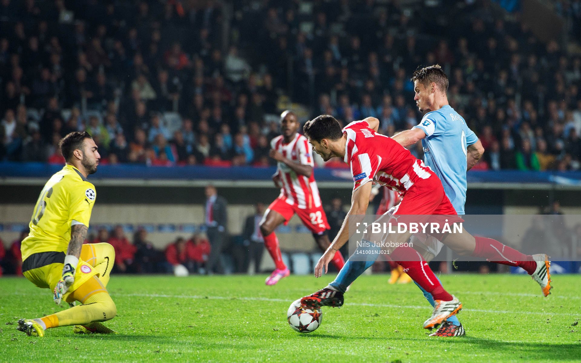 Malmö FFs Markus Rosenberg dribblar runt och gör 1-0