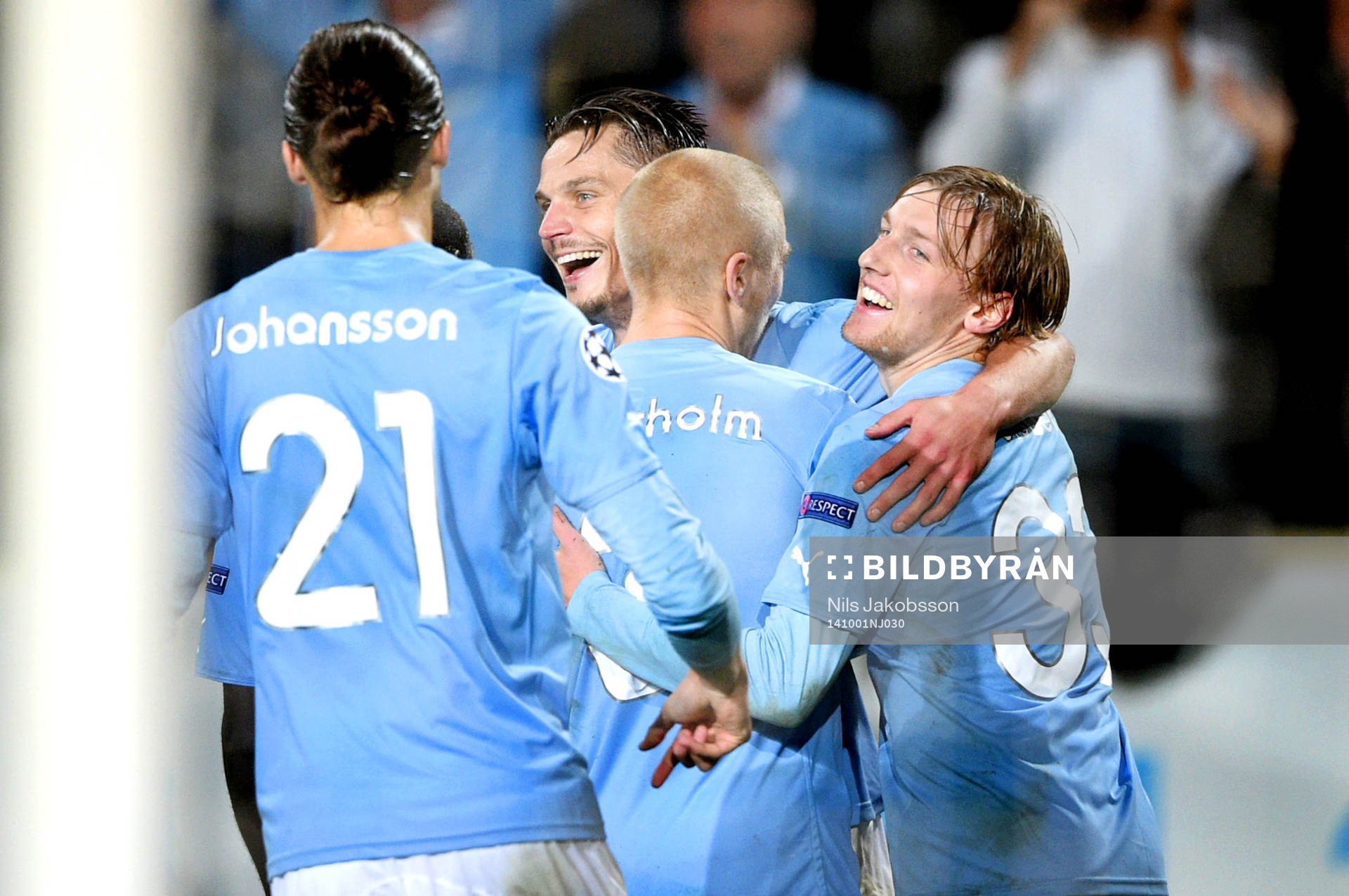 Malmö FFs spelare firar Markus Rosenberg (mitten)
