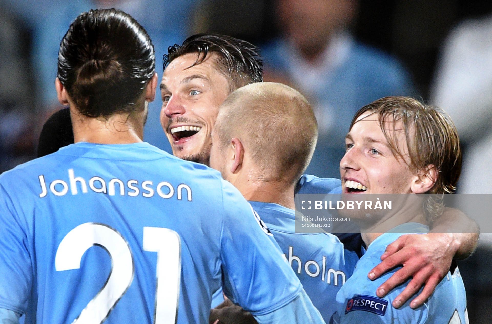 Malmö FFs spelare firar Markus Rosenberg (mitten) efter han gjort 2-0 under fotbollsmatchen i Champions League mellan Malmö FF och Olympiakos den 1 oktober 2014 i Malmö.