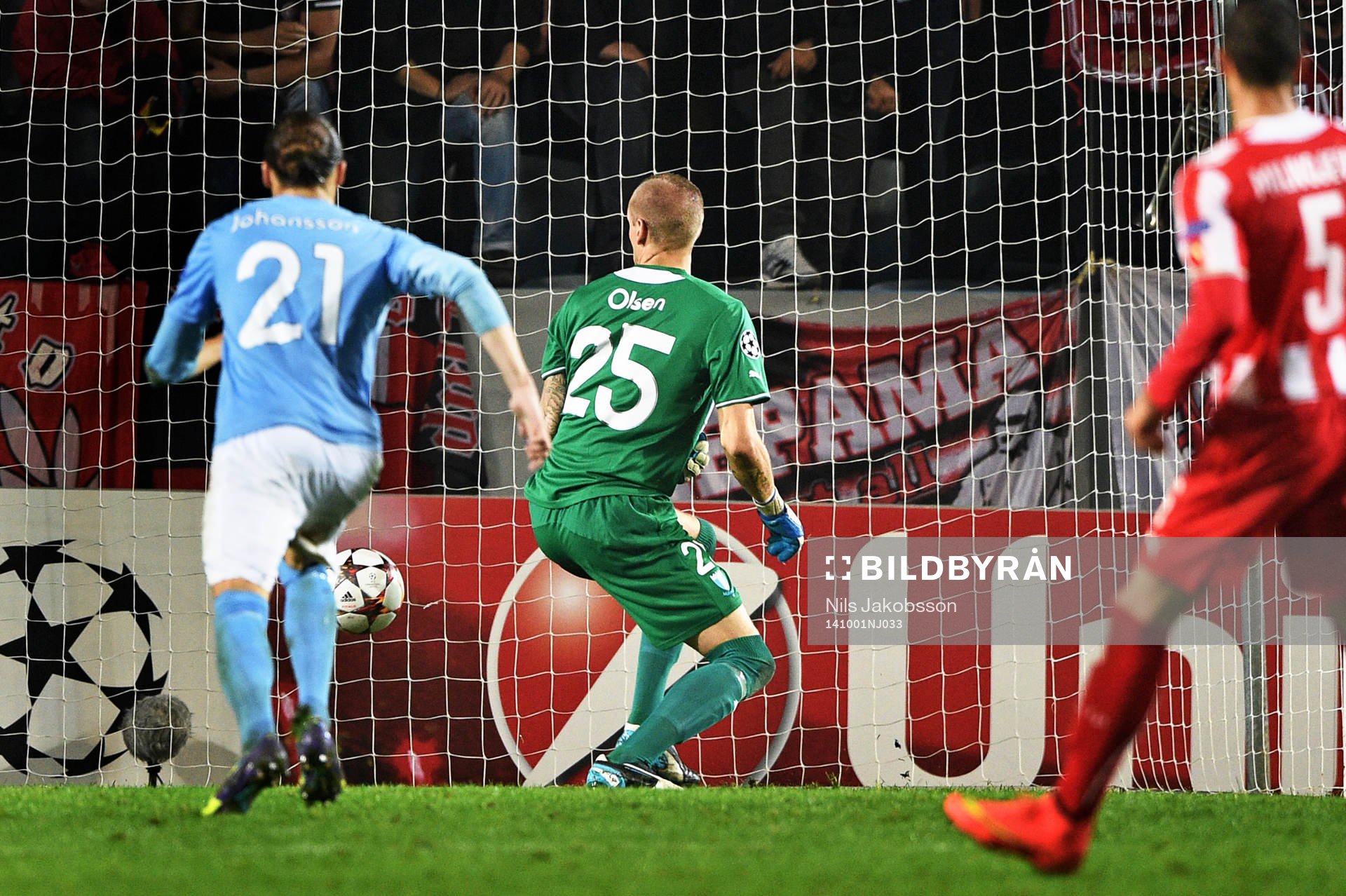 Malmö FFs målvakt Robin Olsen tappar ett skott från