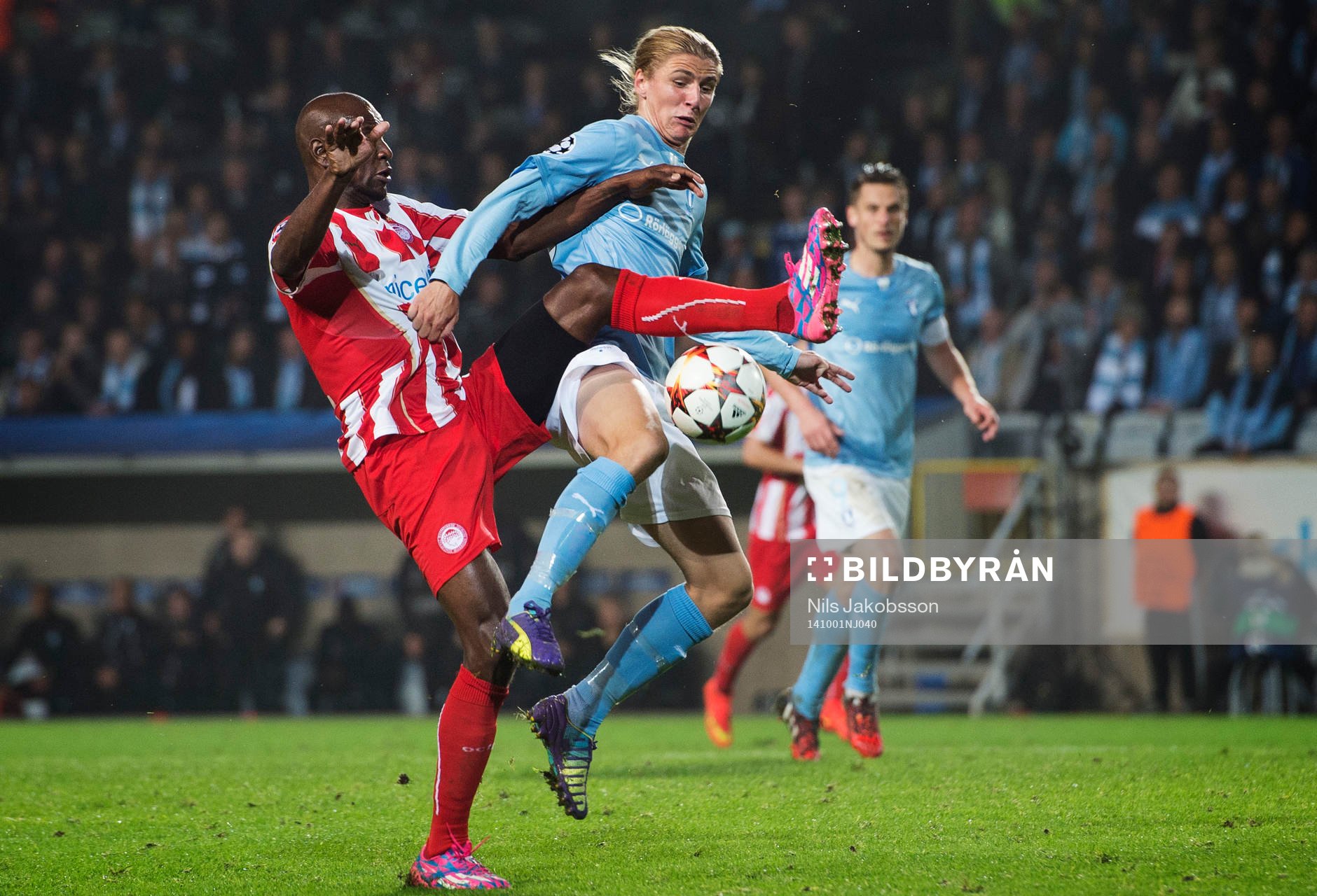Olympiacos Eric Abidal och Malmö FFs Pawel Cibicki