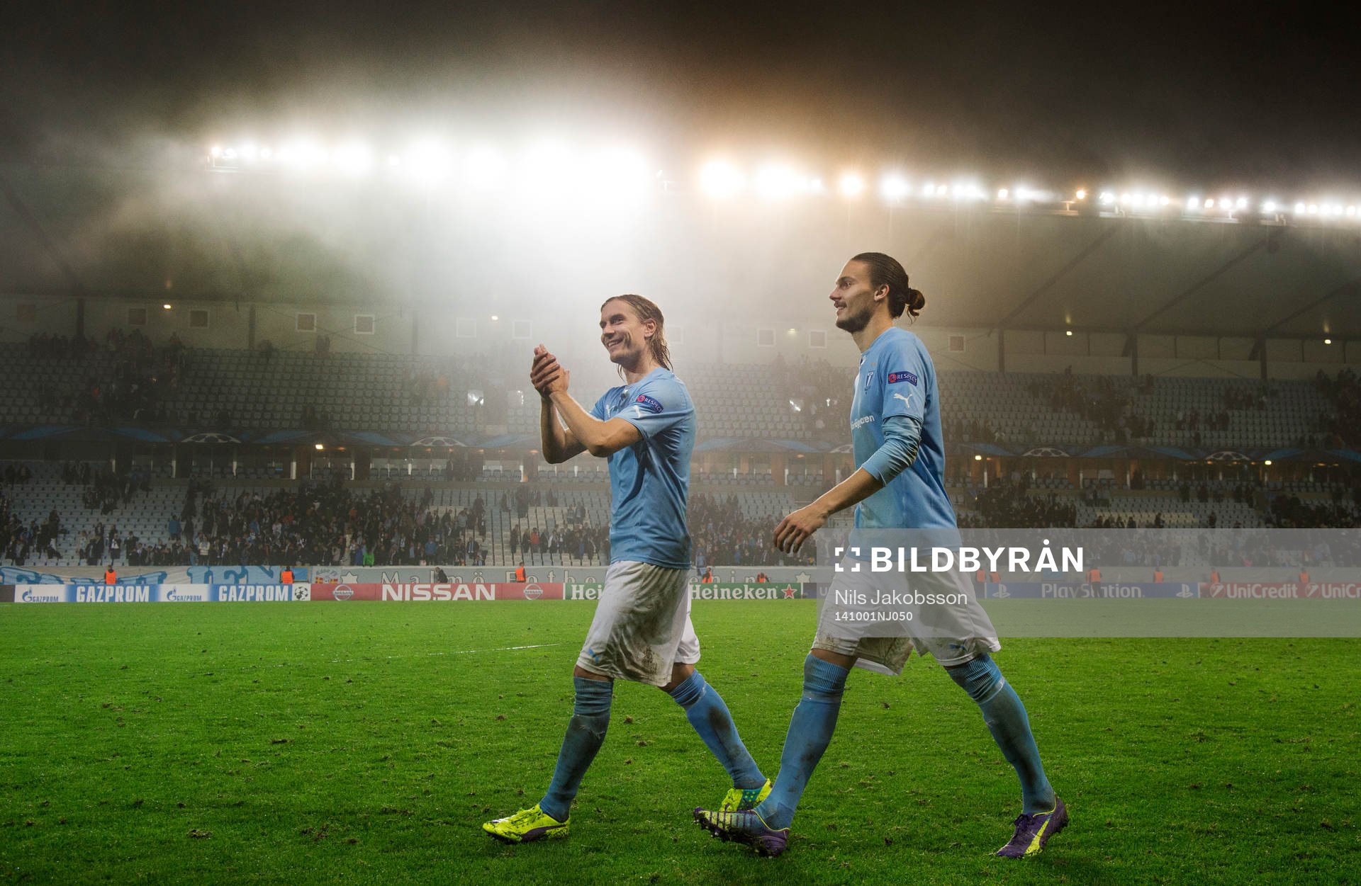 Malmö FFs Markus Halsti och Erik Johansson tackar publiken