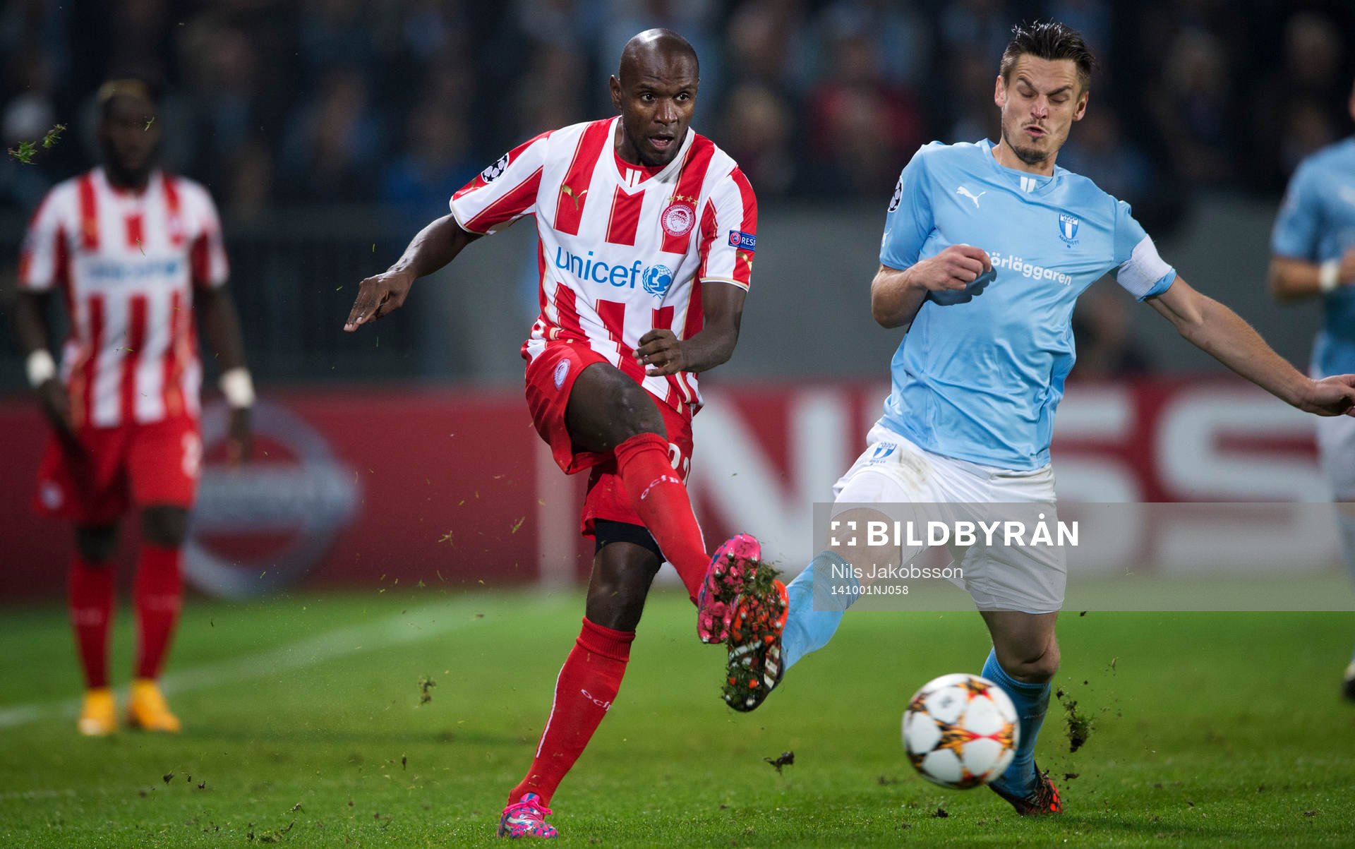 Olympiacos Eric Abidal och Malmö FFs Markus Rosenberg