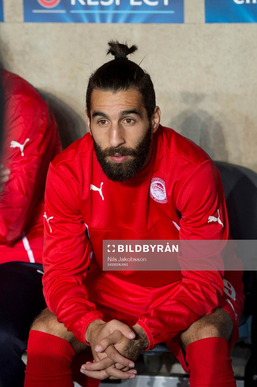 Olympiacos Jimmy Durmaz sitter på bänken innan