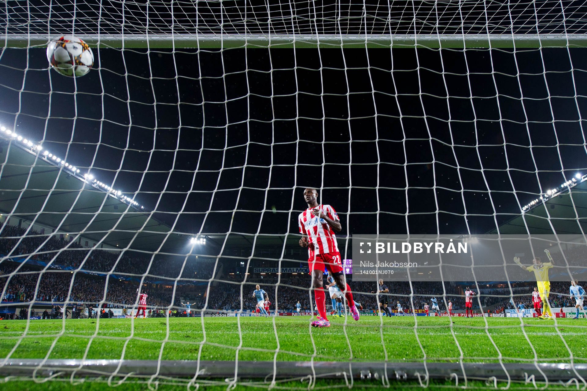 Olympiacos Eric Abidal ser bollen gå i mål för 1-0