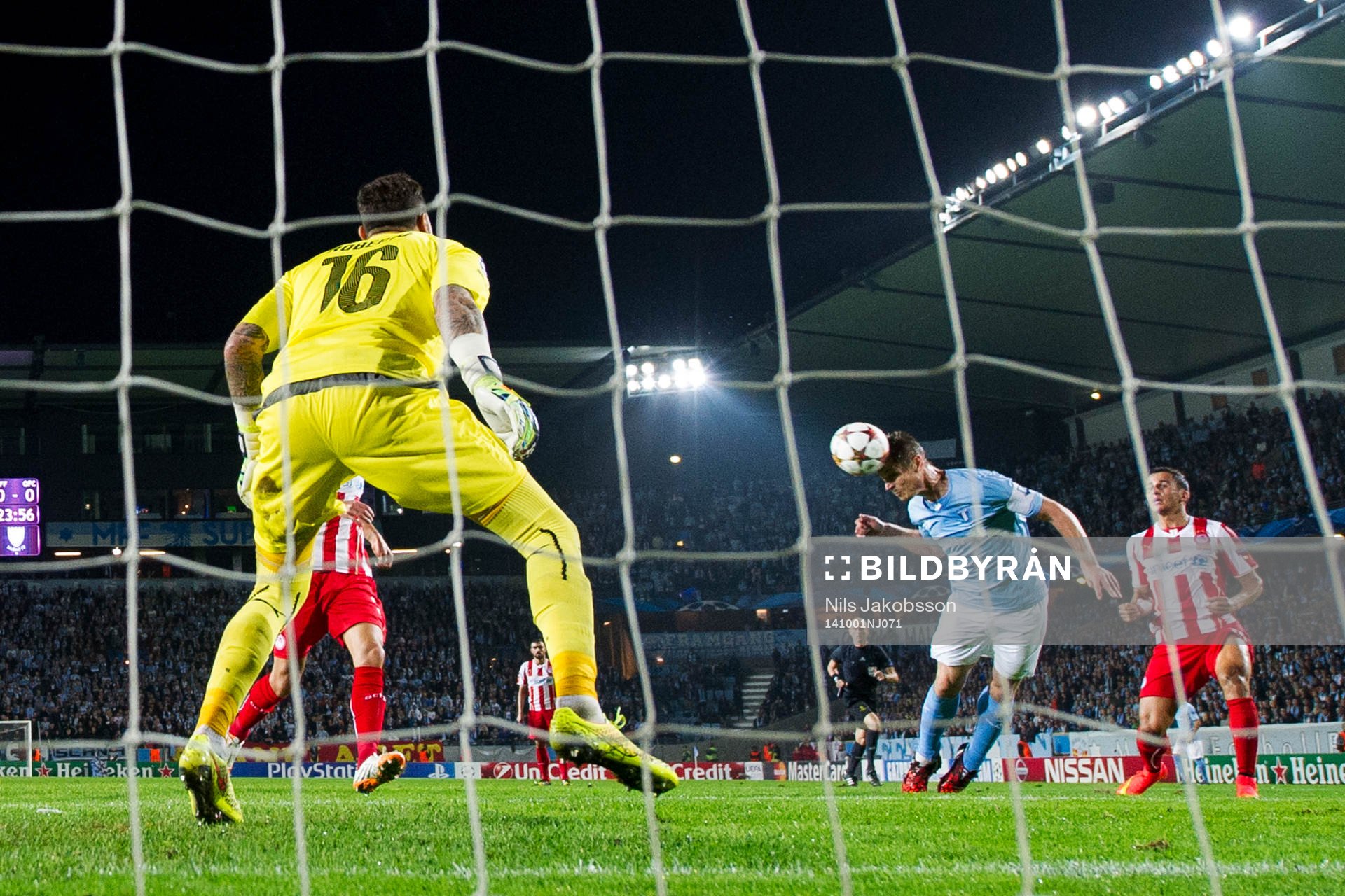 Malmö FFs Markus Rosenberg nickar men Olympiacos målvakt Roberto räddar under fotbollsmatchen i Champions League mellan Malmö FF och Olympiakos den 1 oktober 2014 i Malmö.