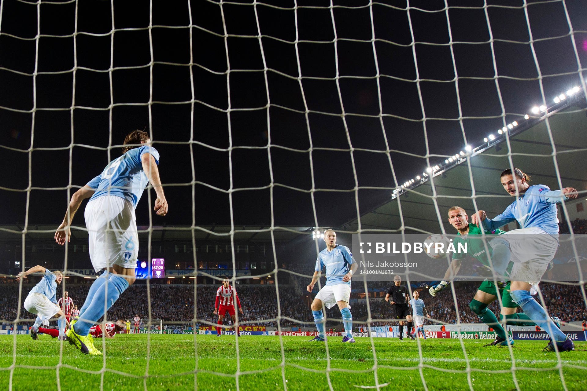 Malmö FFs Erik Johansson rensar på mållinjen och