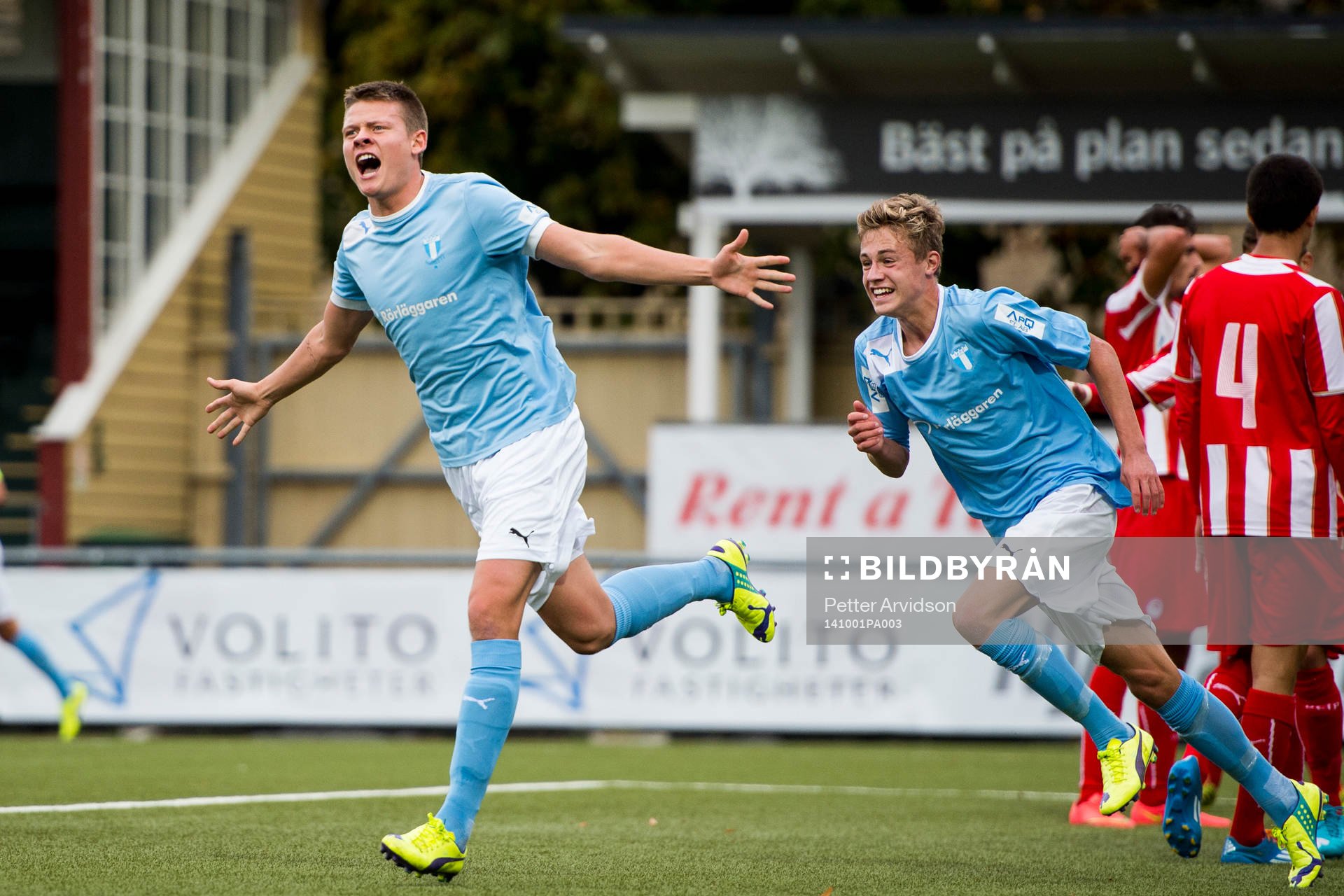 Malmö FFs Hannes Cederholm jublar (tv) ihop med Mattias
