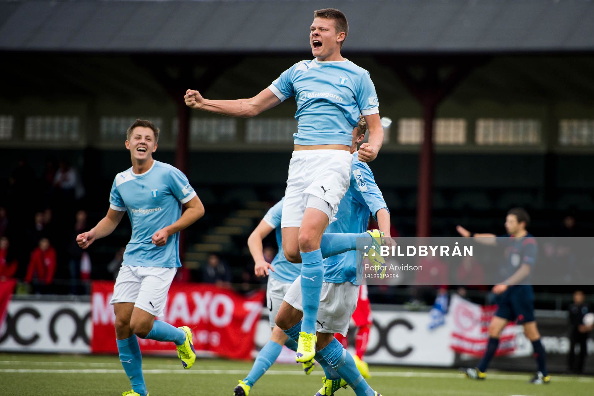 Malmö FFs Hannes Cederholm jublar efter sitt 1-0 mål under fotbollsmatchen i UEFA Youth League mellan Malmö FF och Olympiakos den 1 oktober 2014 i Malmö.