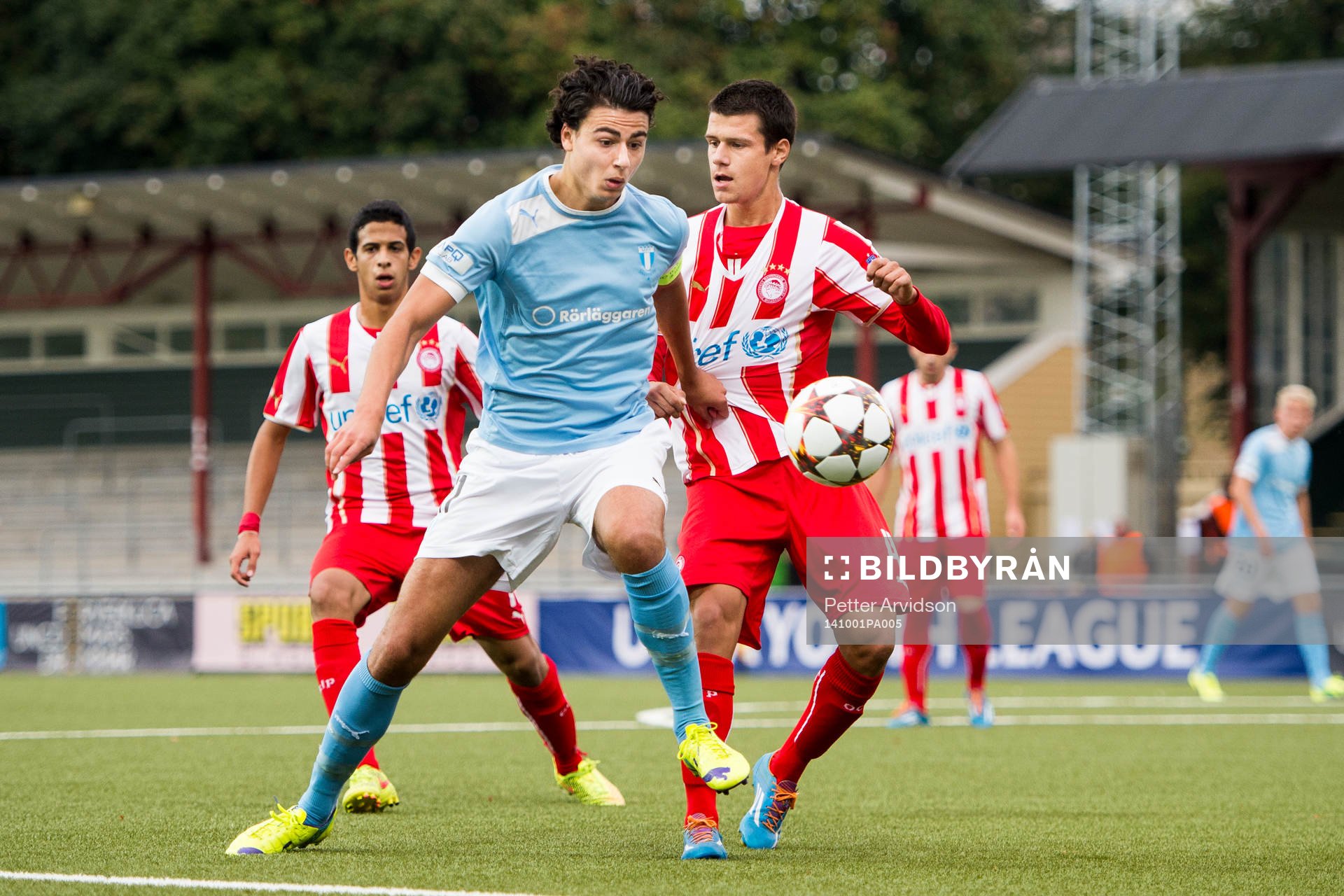 Malmö FFs Deniz Hummet och Olympiakos Antonios Vatousiadis under fotbollsmatchen i UEFA Youth League mellan Malmö FF och Olympiakos den 1 oktober 2014 i Malmö.