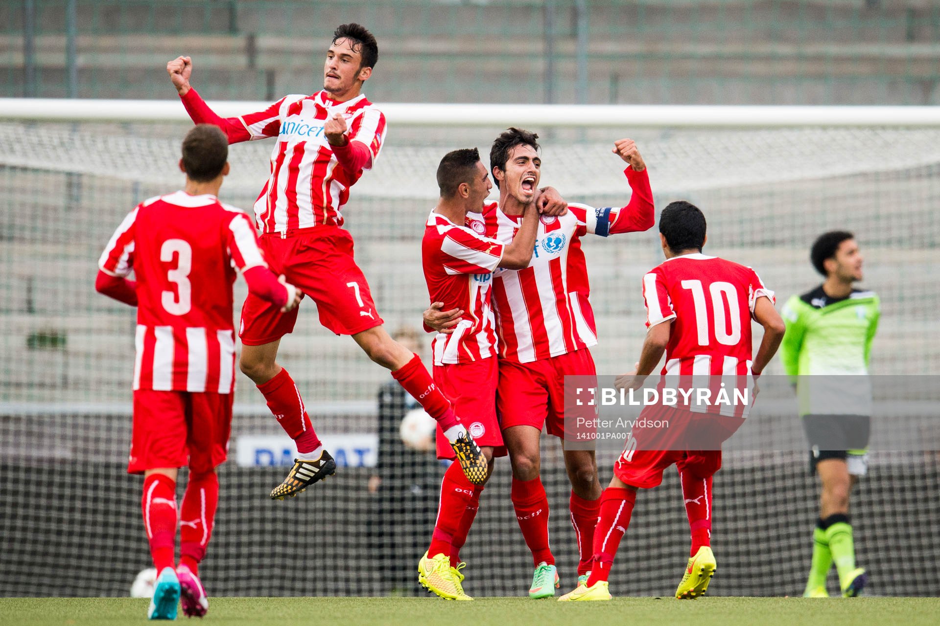 Olympiakos Nikolaos Vergos (m) jublar ihop med sina lagkamrater efter 1-2 under fotbollsmatchen i UEFA Youth League mellan Malmö FF och Olympiakos den 1 oktober 2014 i Malmö.