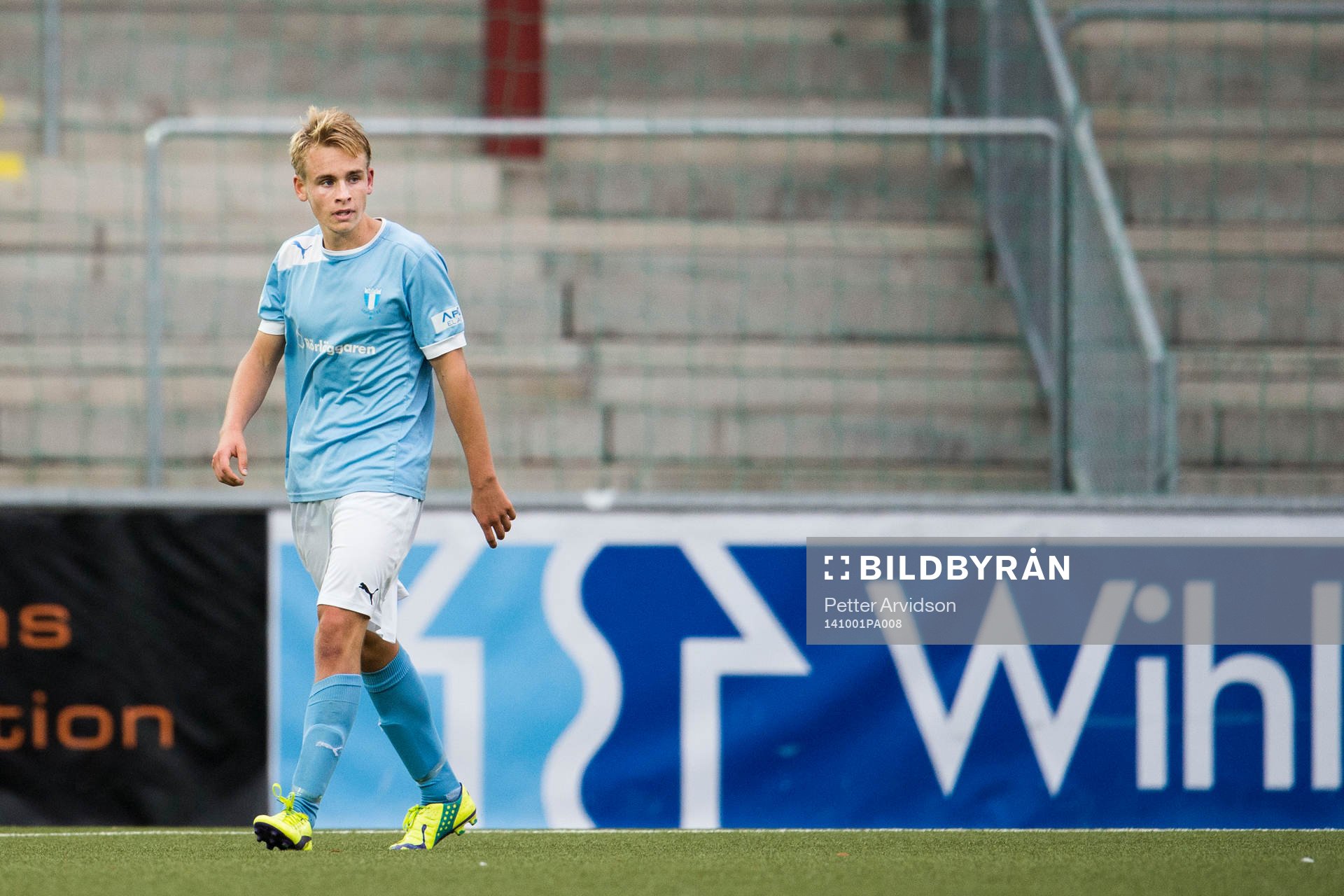 Malmö FFs Truls Verngren lämnar planen