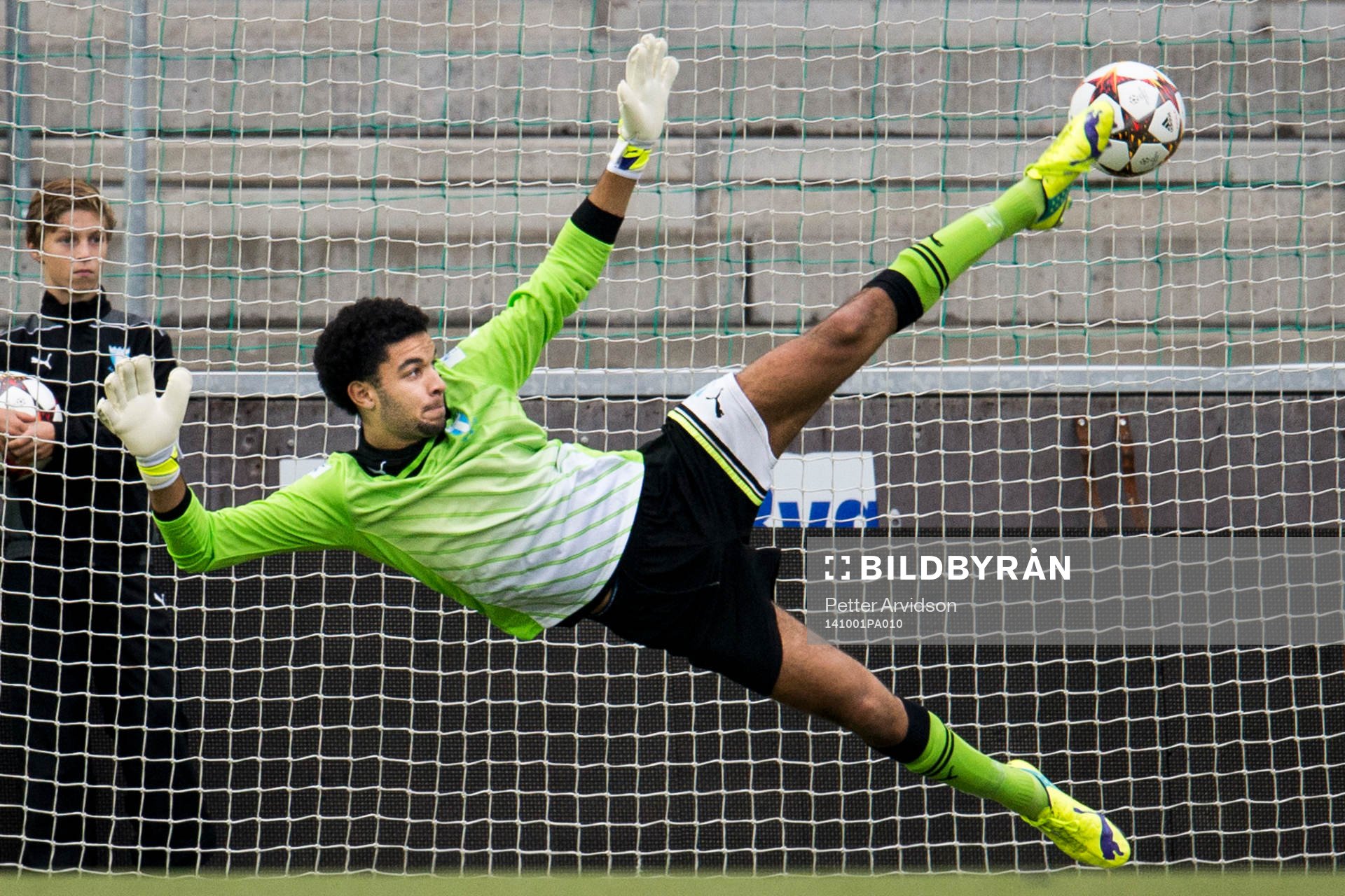 Malmö FFs målvakt Sixten Mohlin släpper in en straff under fotbollsmatchen i UEFA Youth League mellan Malmö FF och Olympiakos den 1 oktober 2014 i Malmö.