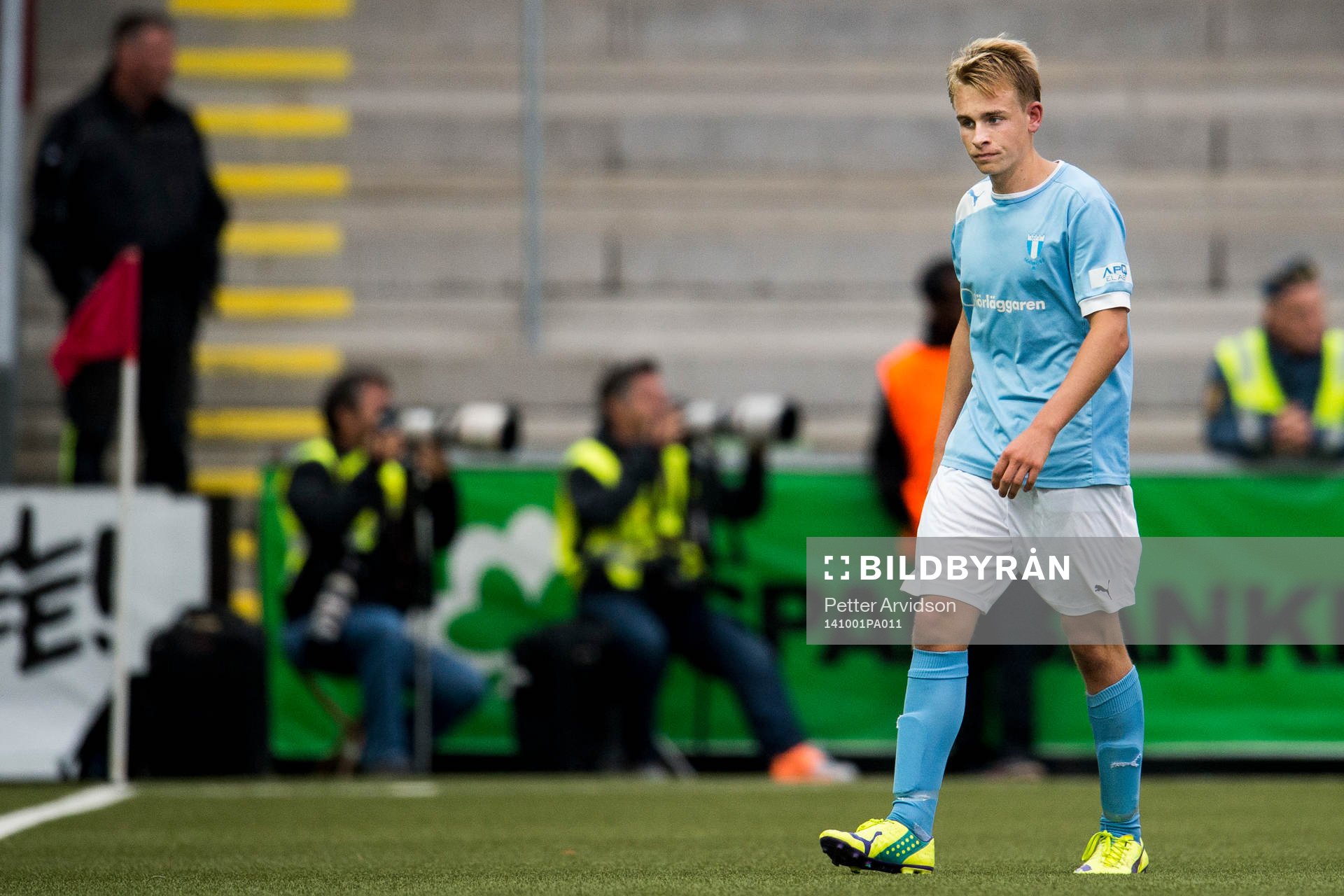 Malmö FFs Truls Verngren lämnar planen