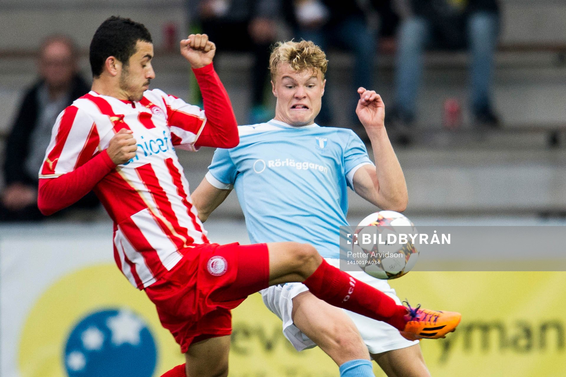 Malmö FFs Freddie Brorsson och Olympiakos Emmanouil Saliakas under fotbollsmatchen i UEFA Youth League mellan Malmö FF och Olympiakos den 1 oktober 2014 i Malmö.