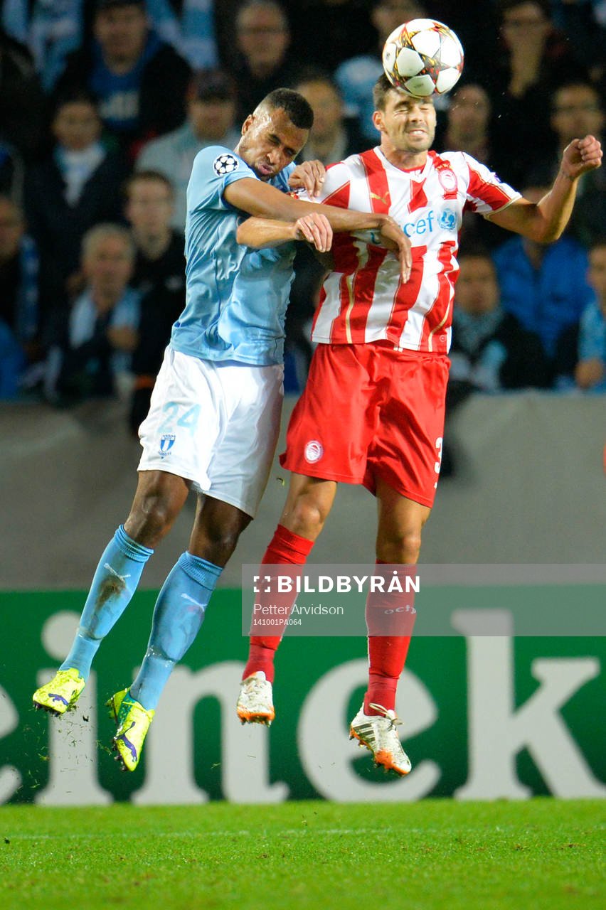Malmö FFs Isaac Kiese Thelin i nickduell med Olympiacos