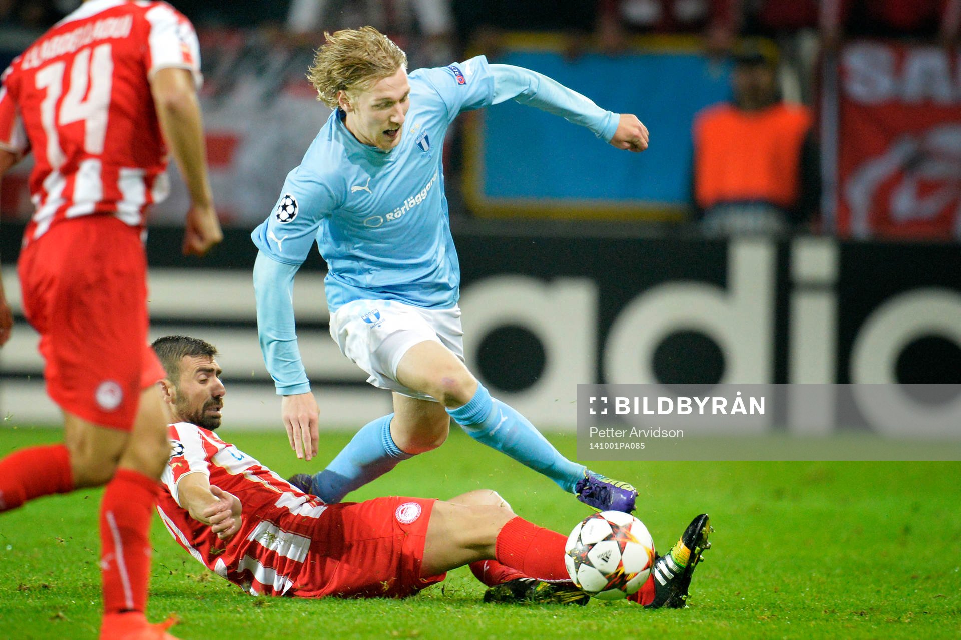 Malmö FFs Emil Forsberg tar sig förbi Olympiacos Giannis