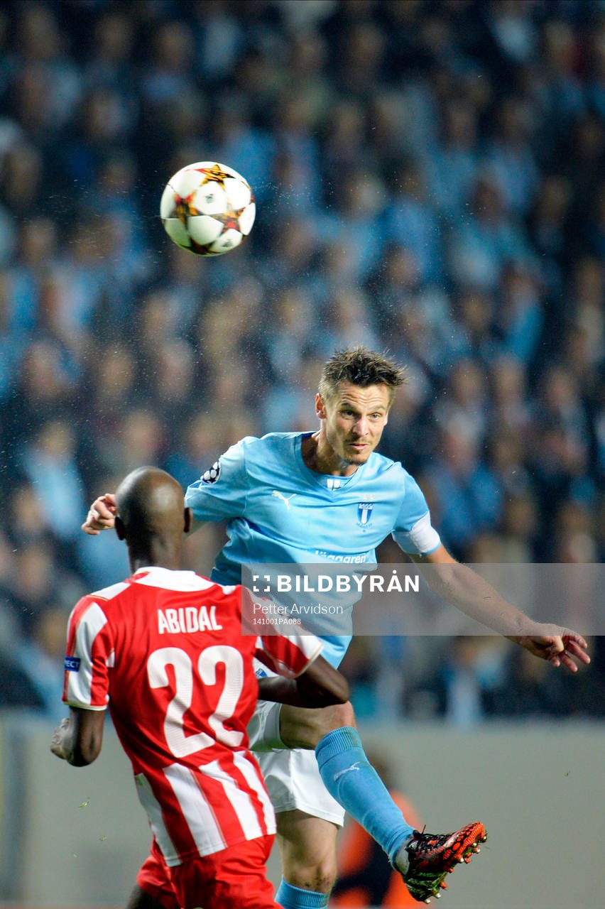 Malmö FFs Markus Rosenberg nickar framför Olympiacos