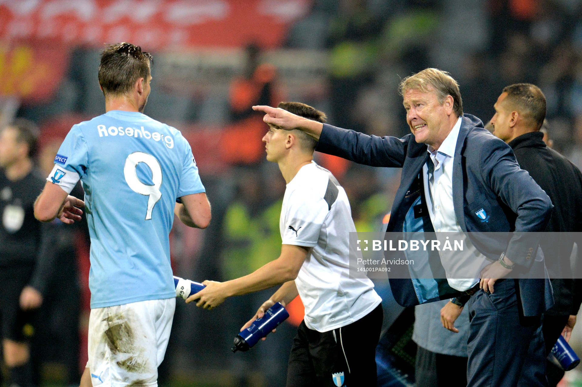 Malmö FFs tränare Åge Hareide instruerar Markus Rosenberg