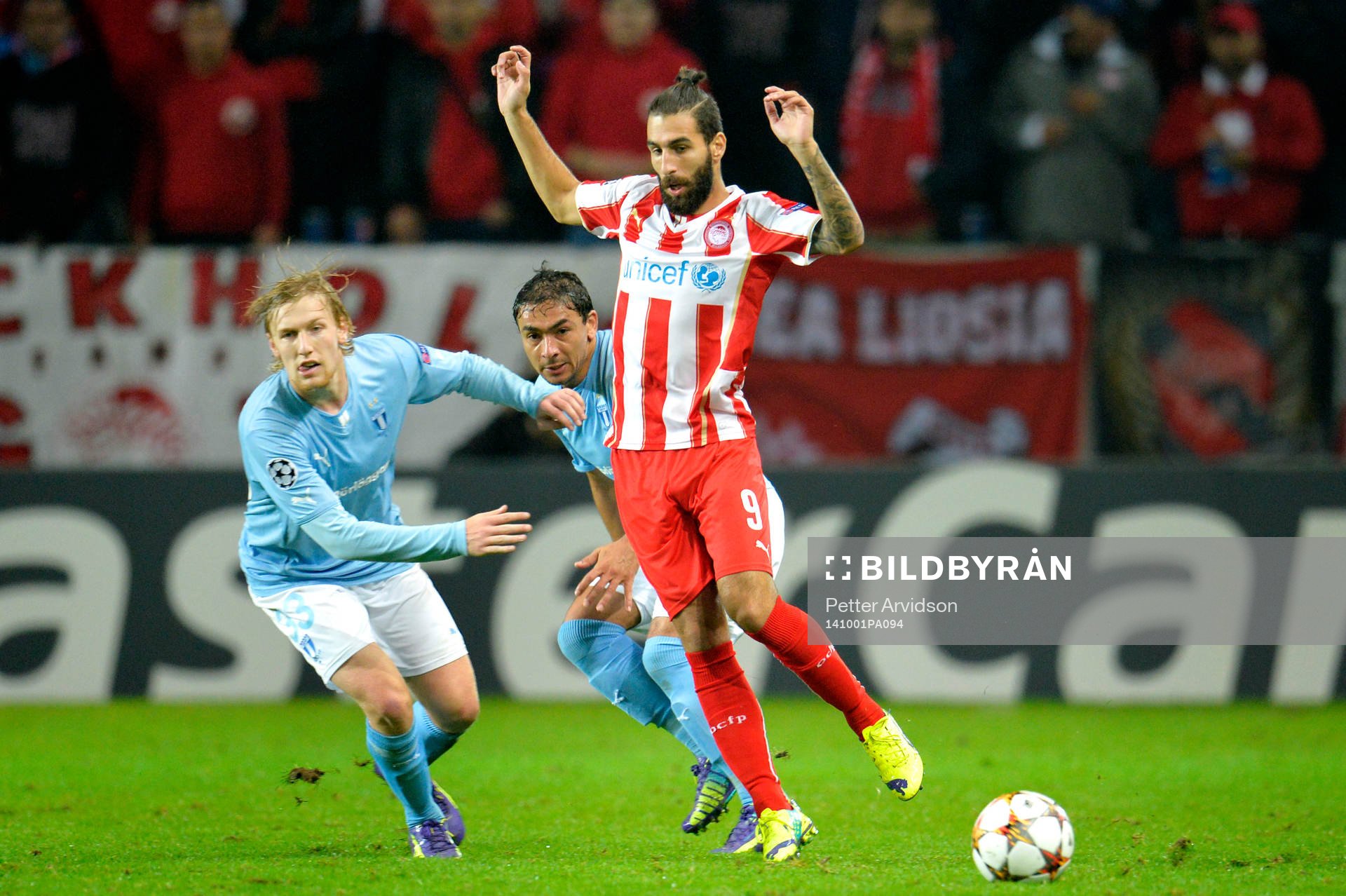 Malmö FFs Emil Forsberg jagar Olympiacos Jimmy Durmaz