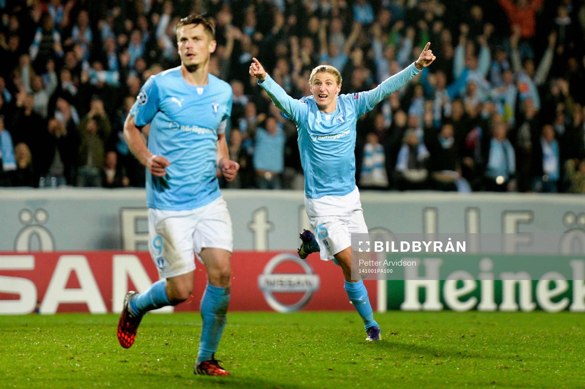 Malmö FFs Pawel Cibicki jublar bakom Markus Rosenberg som