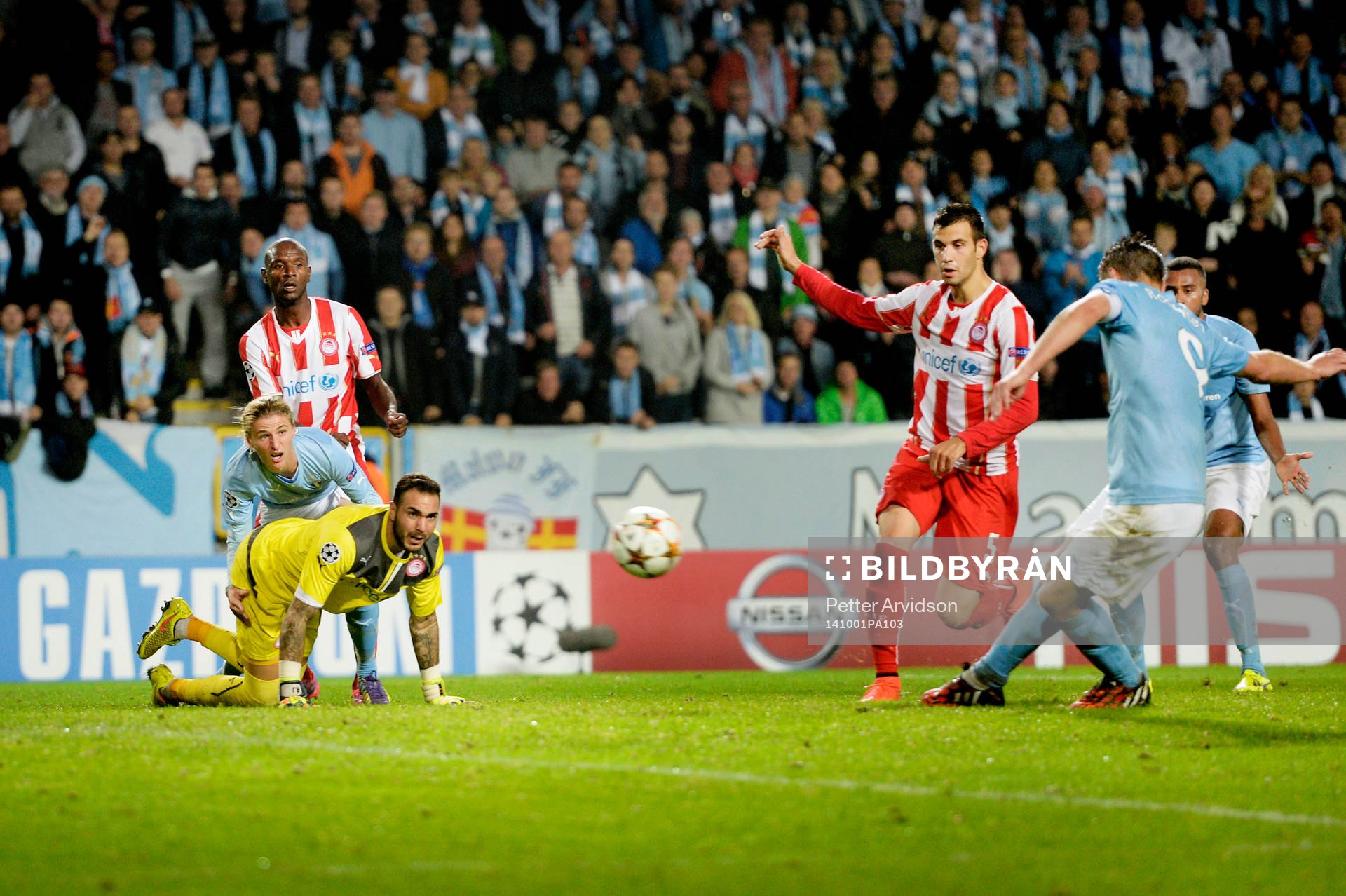 Malmö FFs Markus Rosenberg (th) gör 2-0