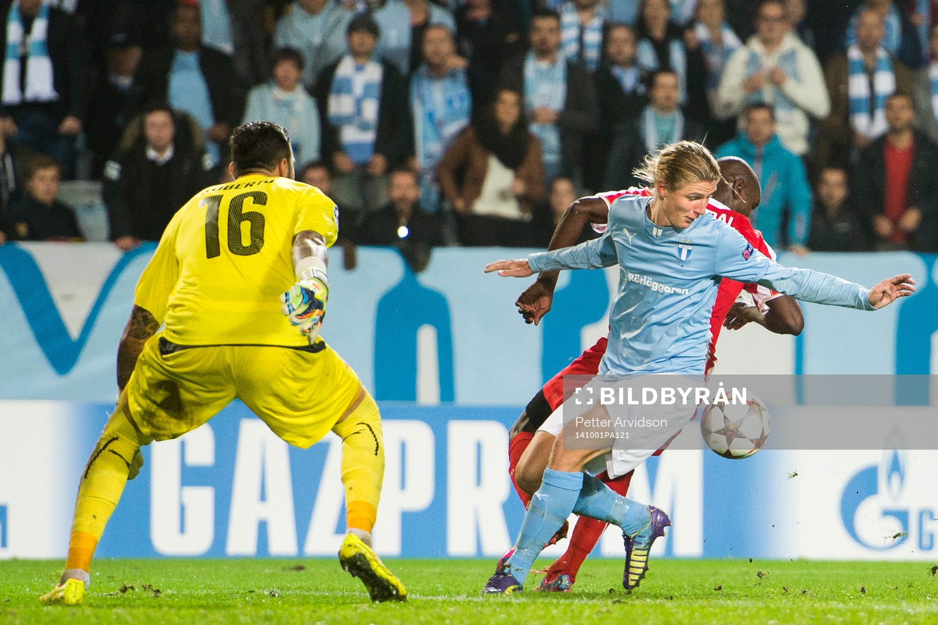 Malmö FFs Pawel Cibicki oroar framför Olympiacos målvakt