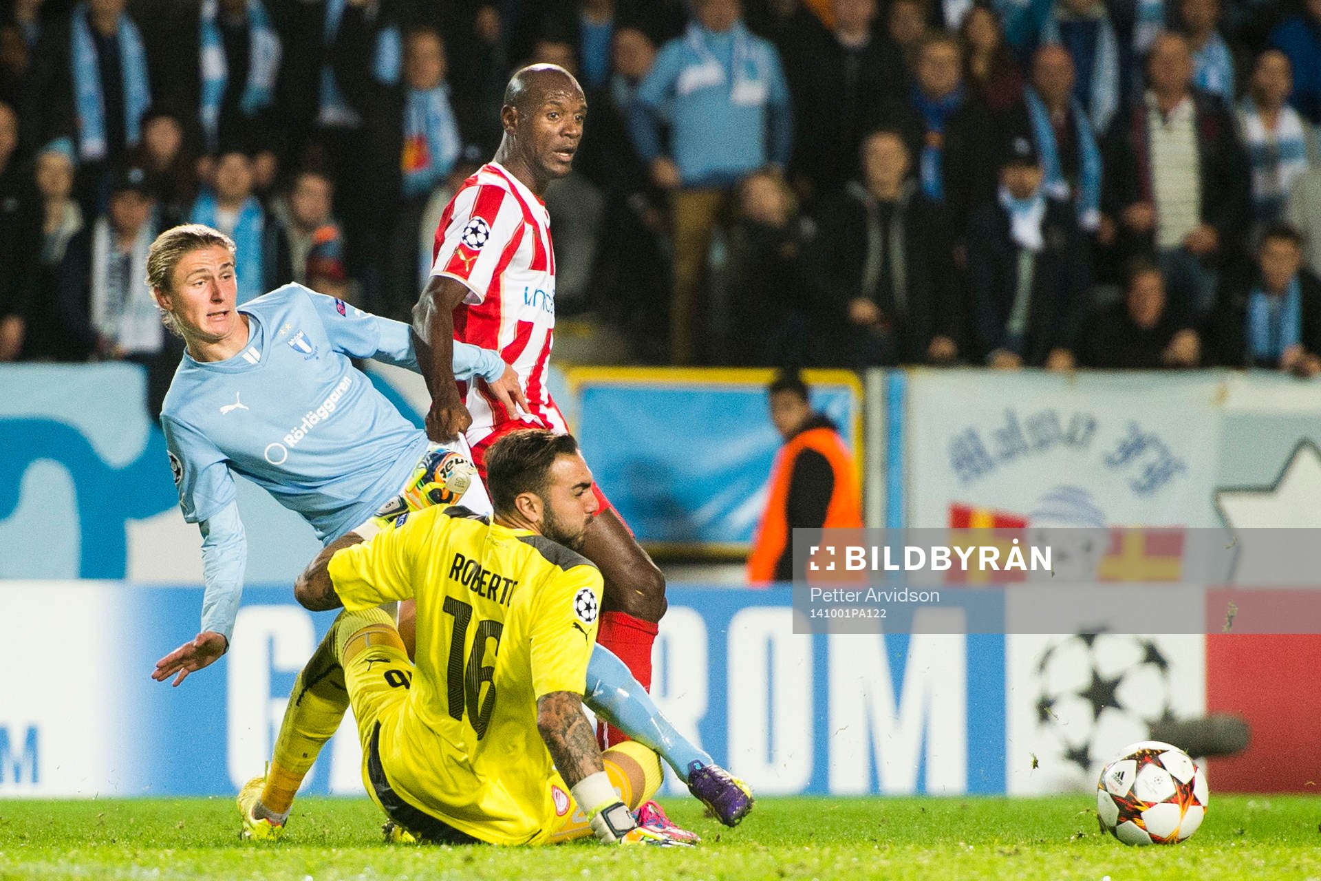 Malmö FFs Pawel Cibicki spelar bort Olympiacos målvakt