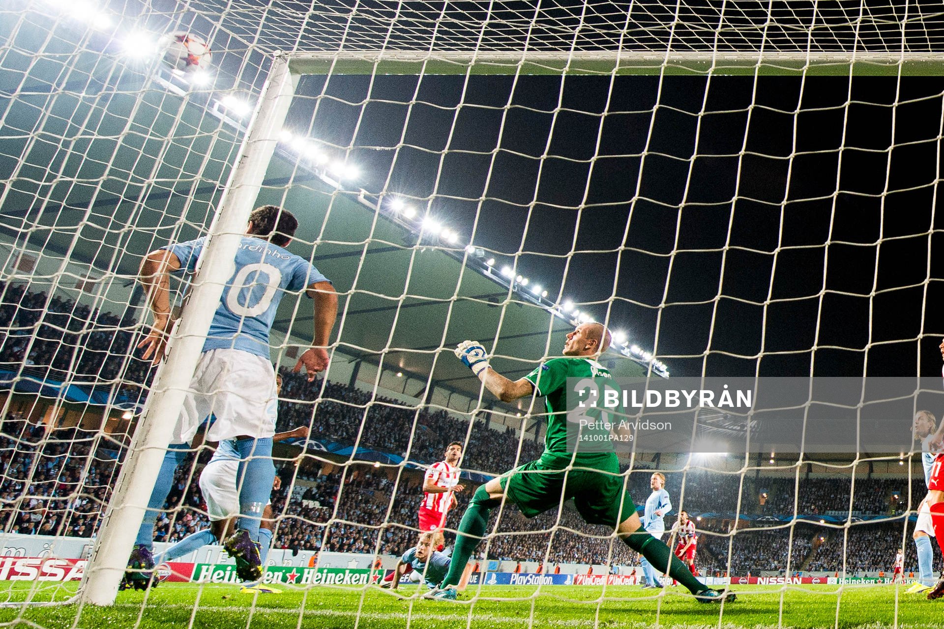 Malmö FFs målvakt Robin Olsen ser bollen gå precis