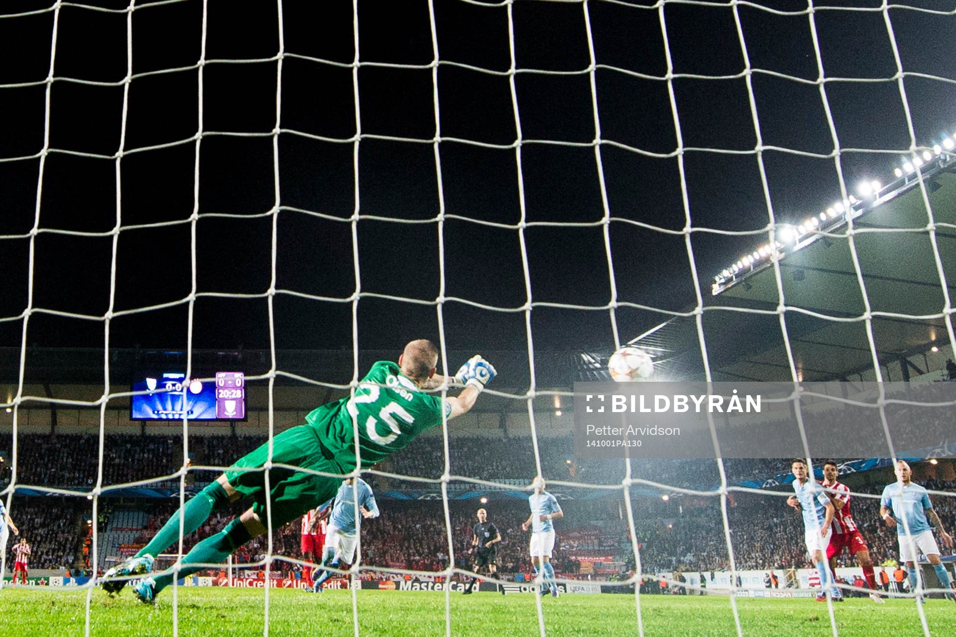 Malmö FFs målvakt Robin Olsen gör en räddning