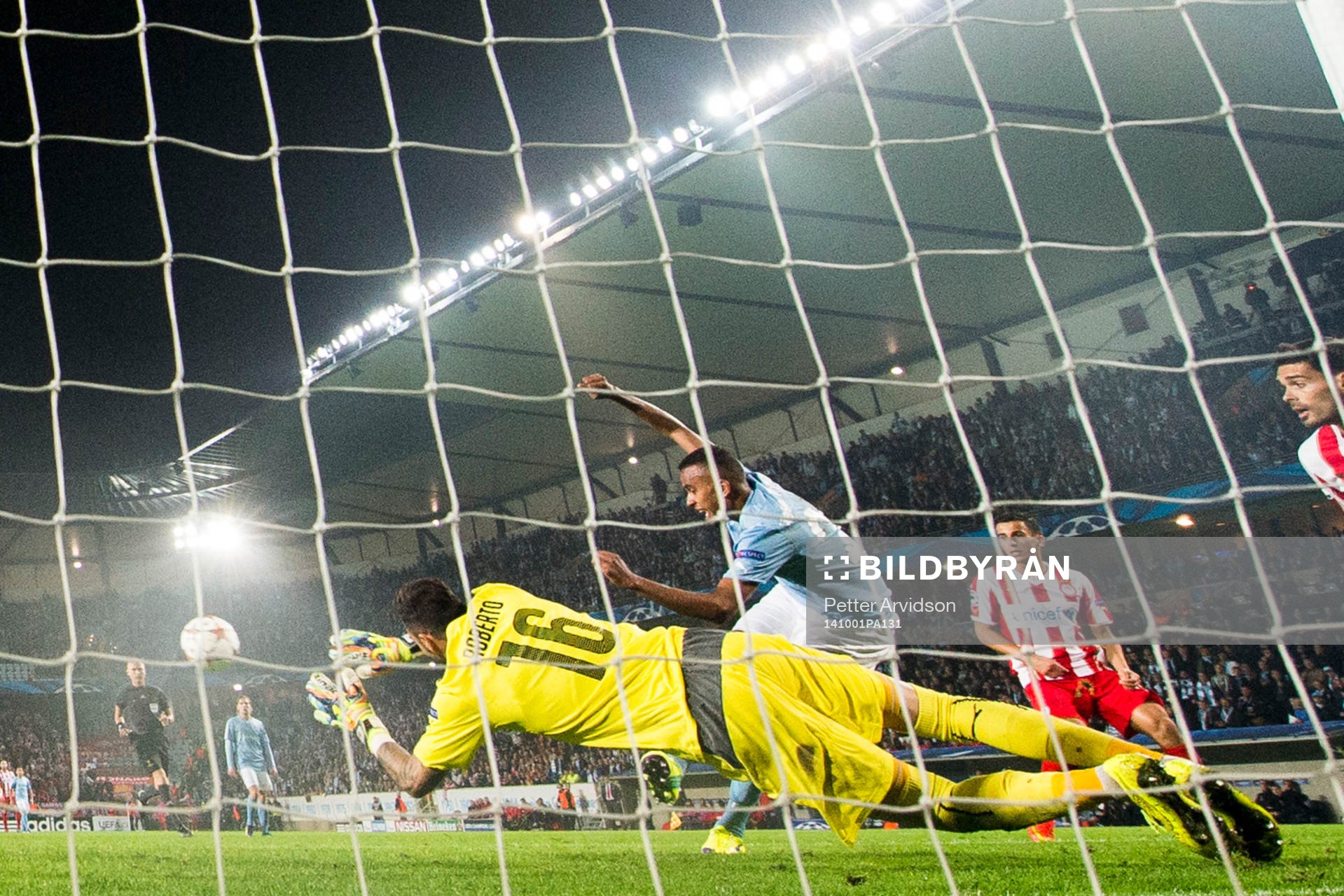 Malmö FFs Isaac Kiese Thelin med en farlig målchans mot Olympiacos målvakt Roberto under fotbollsmatchen i Champions League mellan Malmö FF och Olympiakos den 1 oktober 2014 i Malmö.