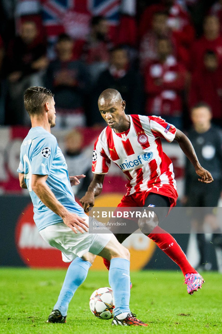 Malmö FFs Markus Rosenberg och Olympiacos Eric Abidal