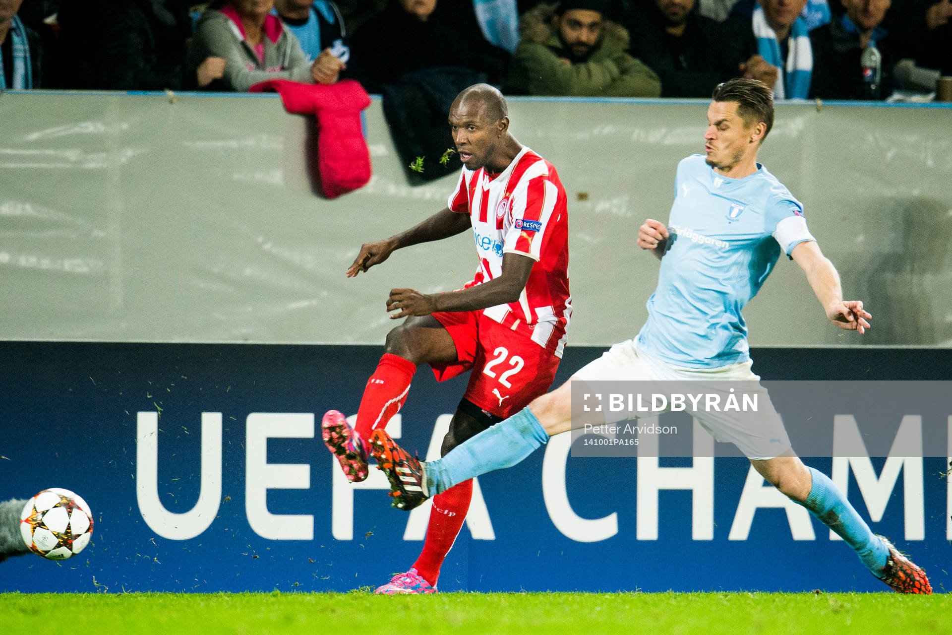 Olympiacos Eric Abidal och Malmö FFs Markus Rosenberg