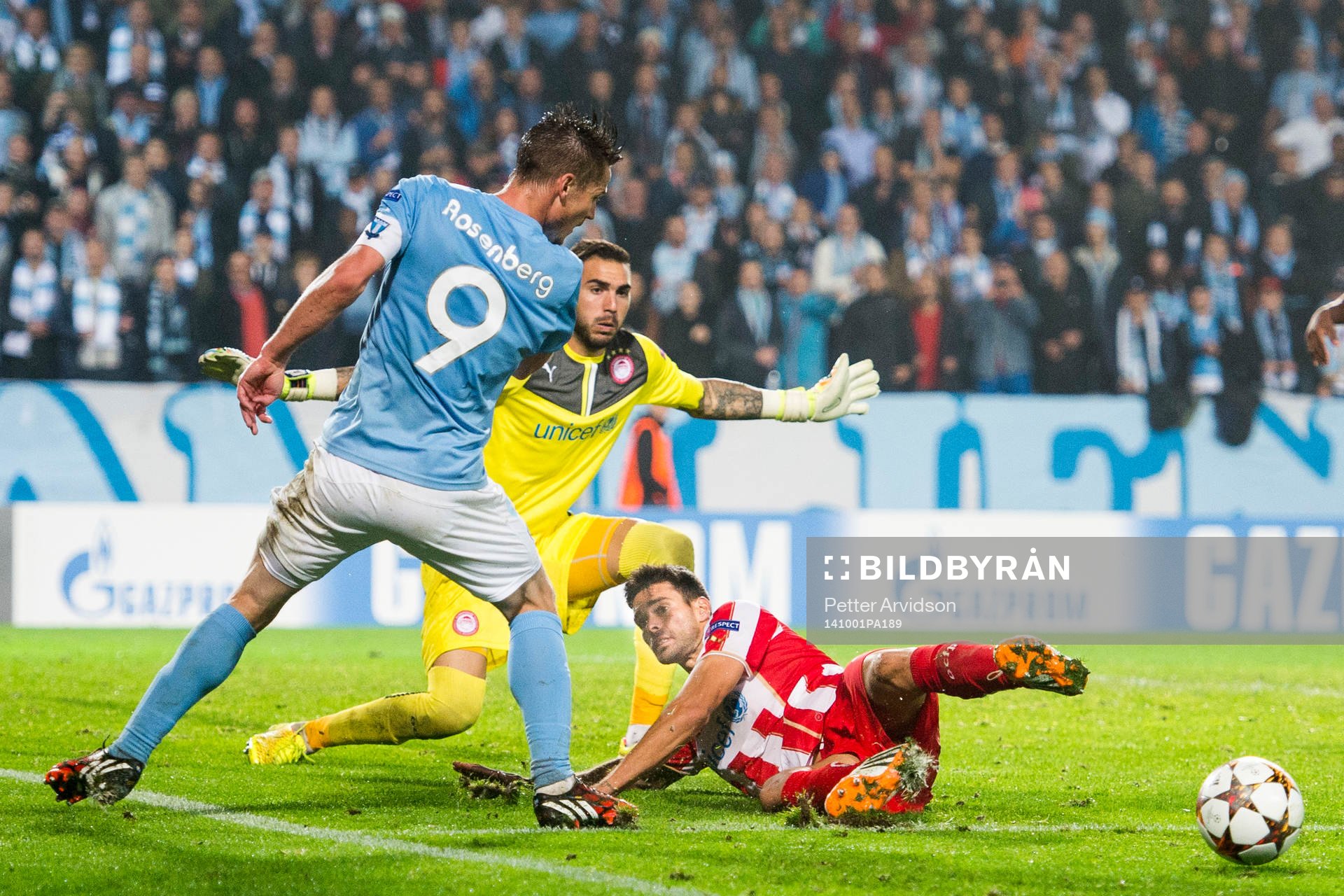 Malmö FFs Markus Rosenberg oroar framför Olympiacos