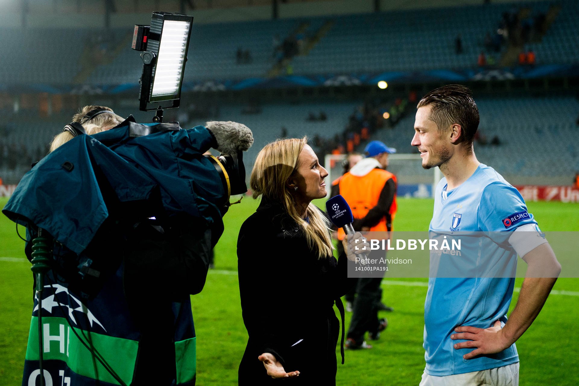 Viasats Frida Nordstrand intervjuar Malmö FFs Markus