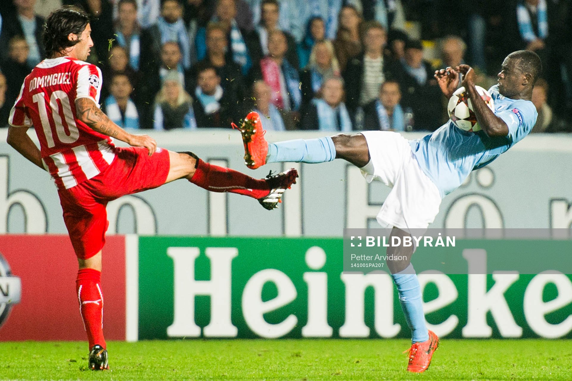Olympiacos Alejandro Dominguez och Malmö FFs Enock Kofi Adu