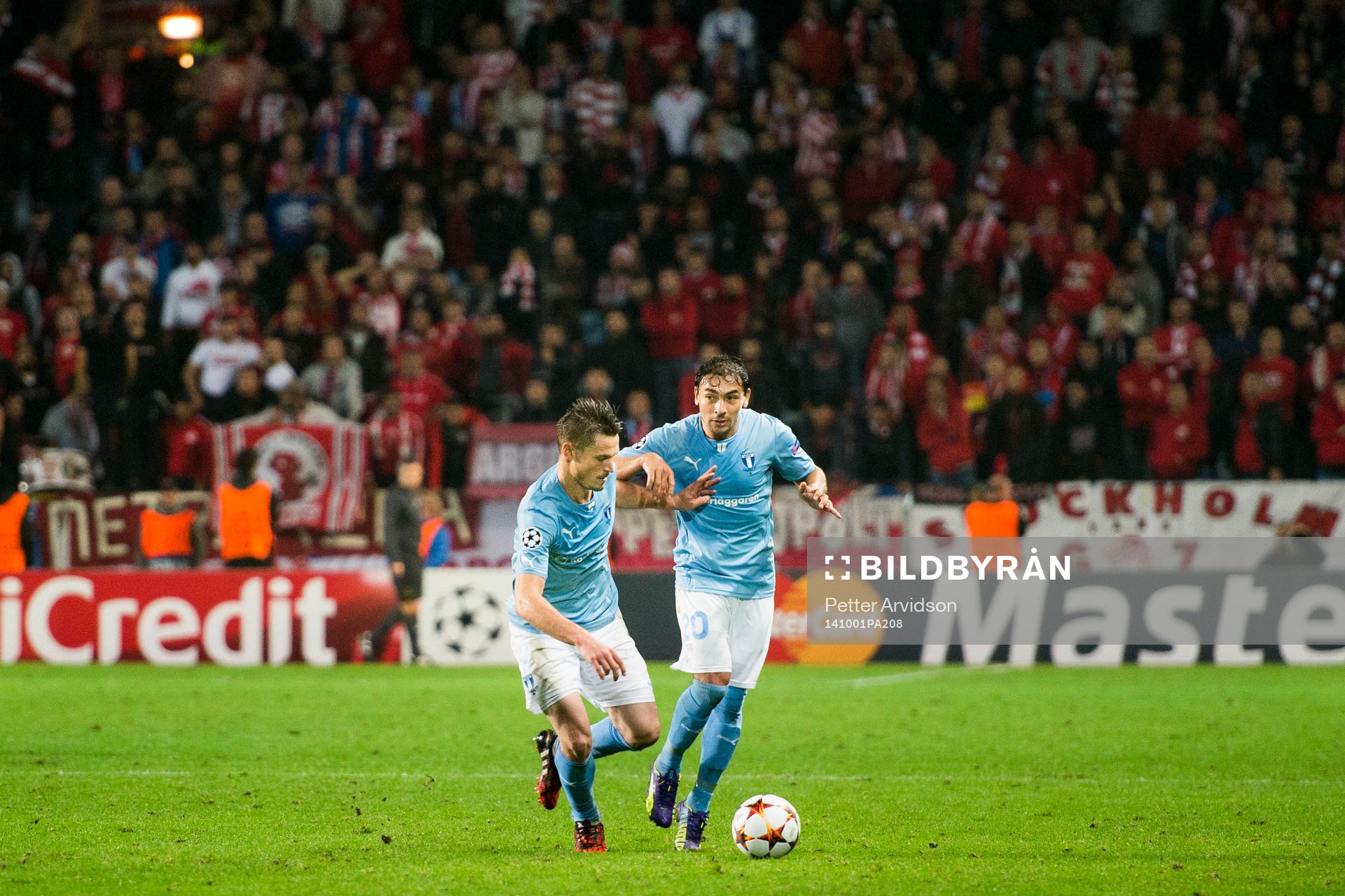 Malmö FFs Markus Rosenberg trycker undan Ricardo Ferreira