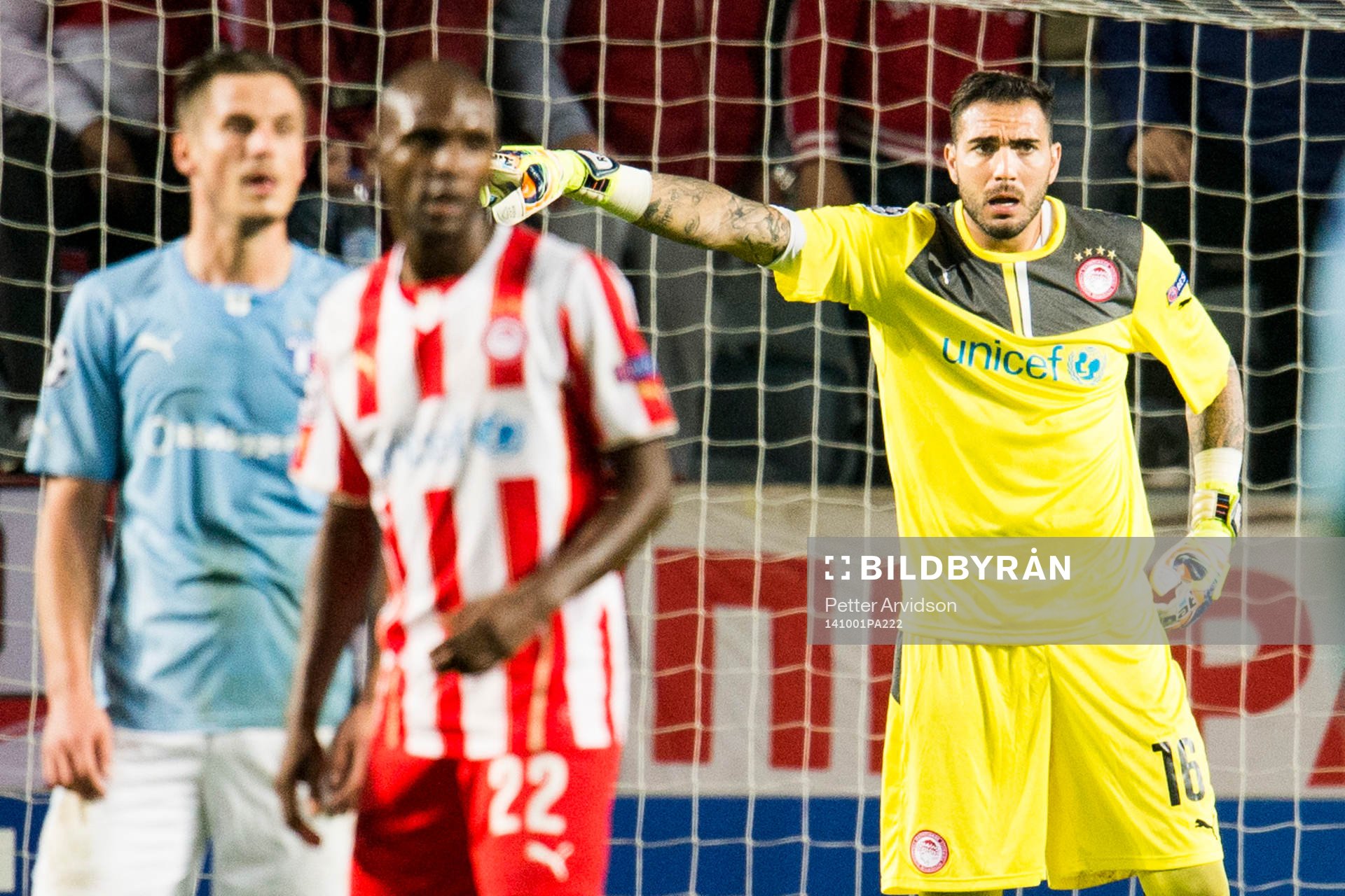 Olympiacos målvakt Roberto och i förgrunden Olympiacos
