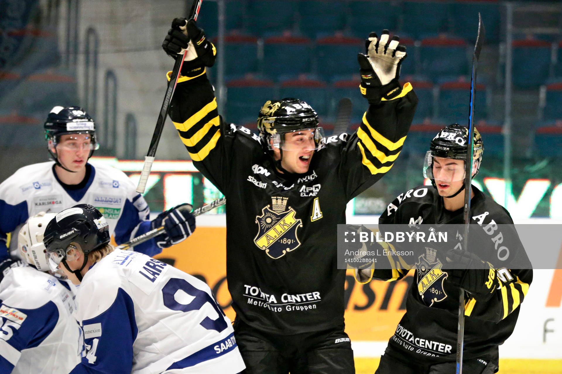 s Michael Lindqvist jublar med Victor Ekarv (th) som gjort