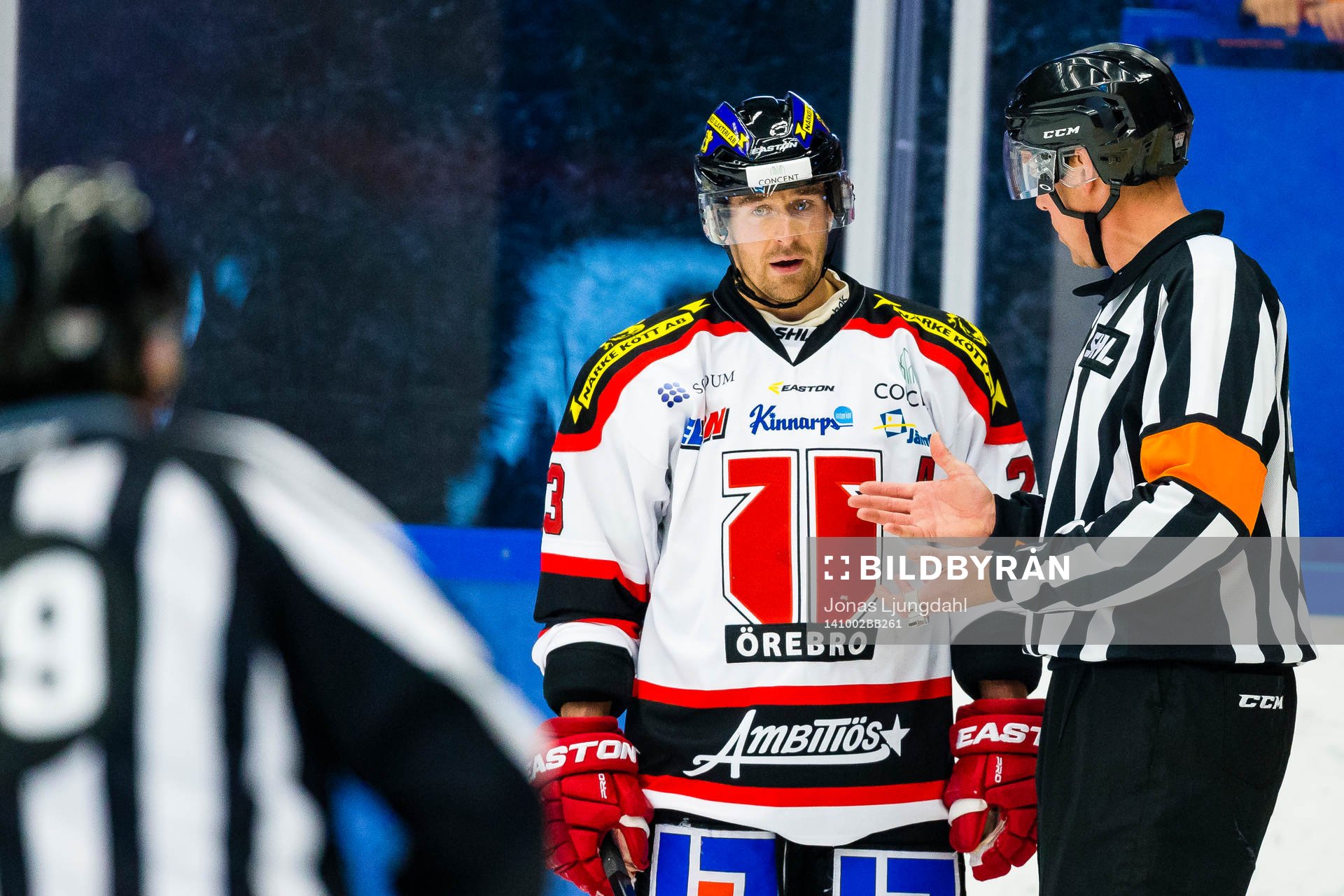 Örebros Tomas Skogs pratar med Domare Morgan Johansson