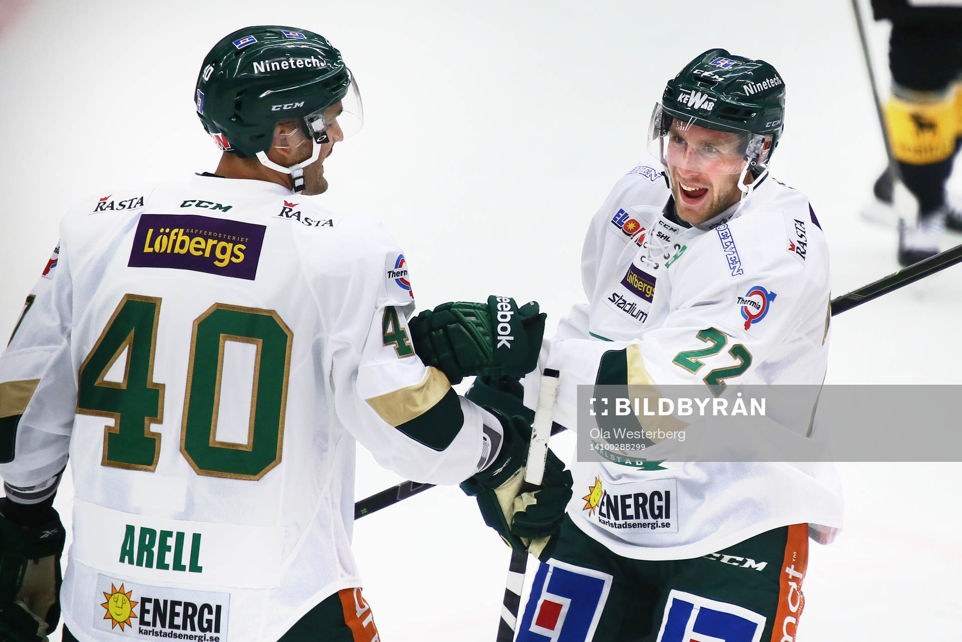 Färjestads Per Öslund och Niklas Arell jublar