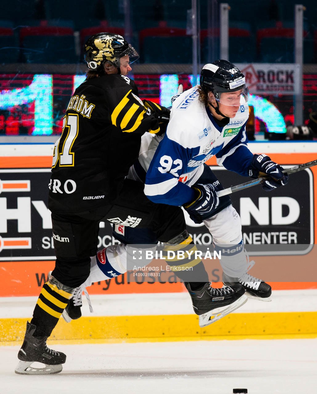 s Theodor Lennström tacklar Karlskogas Jesper Olofsson