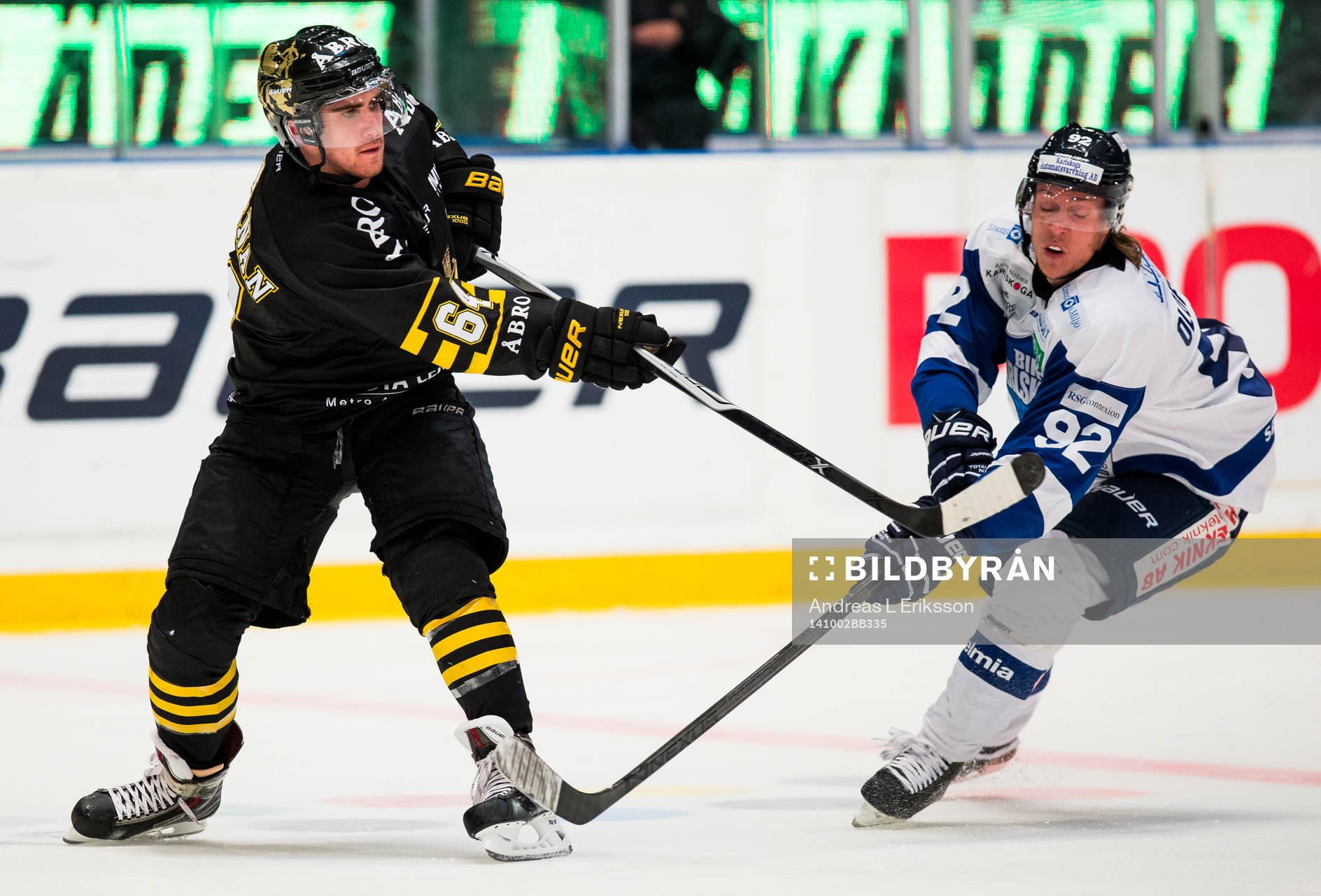 s Ryan McKiernan och Karlskogas Jesper Olofsson