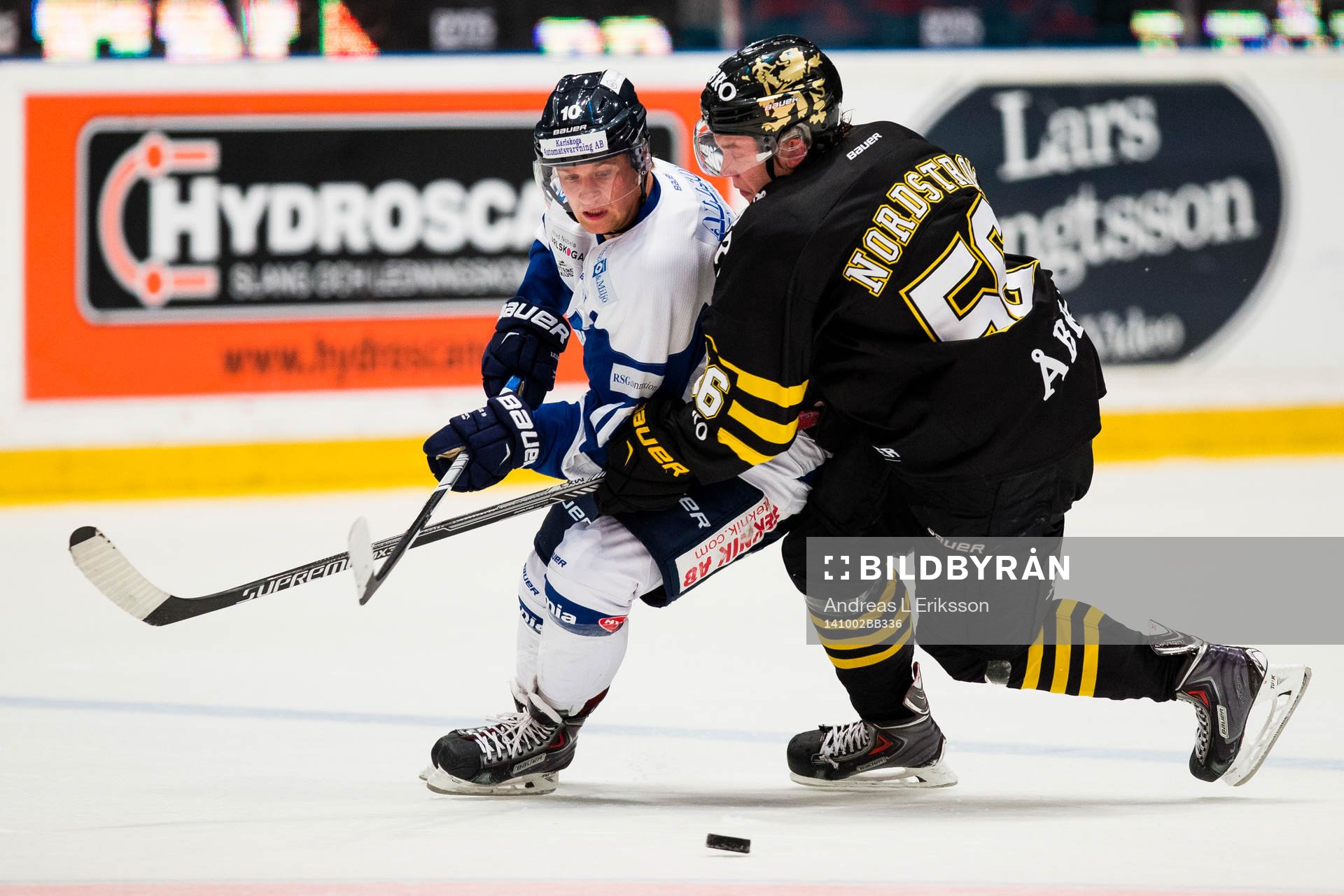 s Dennis Nordström i kamp om pucken
