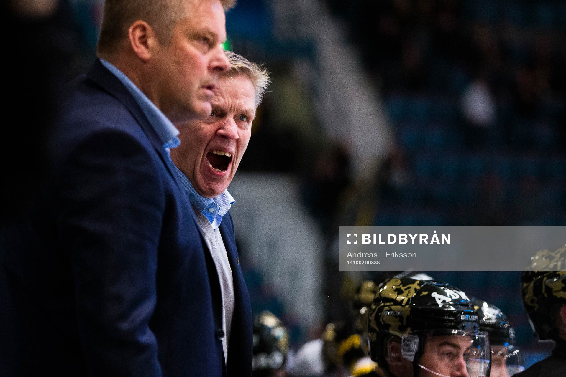 s tränare Peter Gradin jublar