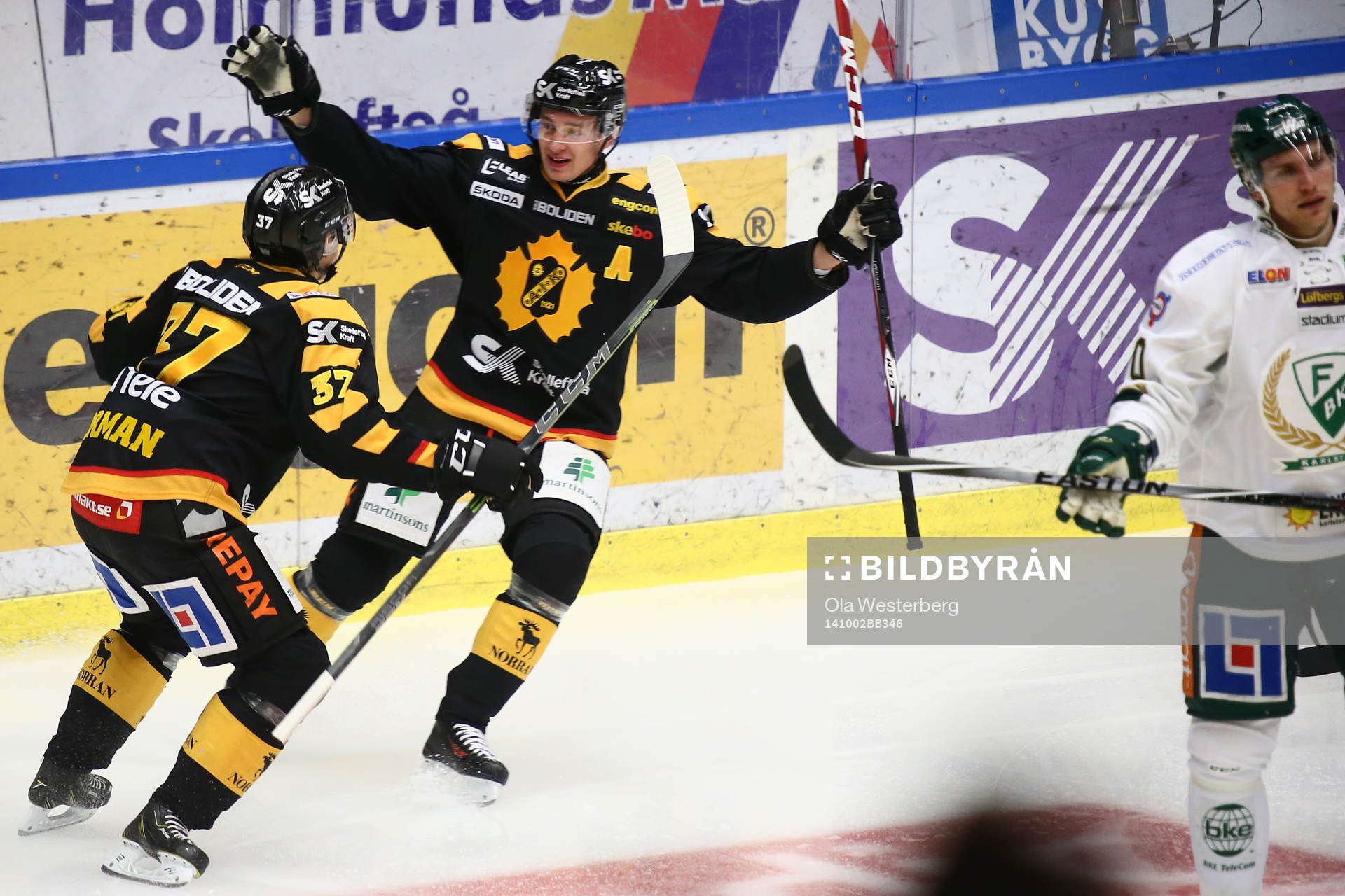 Skellefteås John Norman jublar med Adam Pettersson