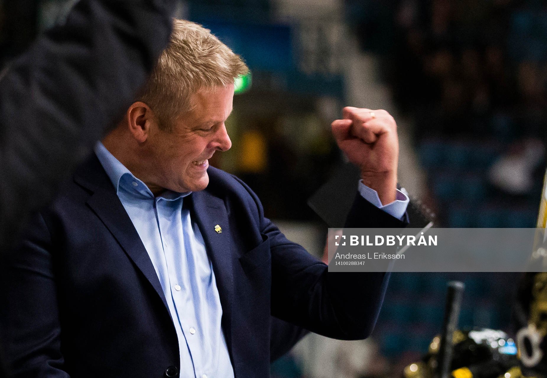 s tränare Thomas Fröberg jublar