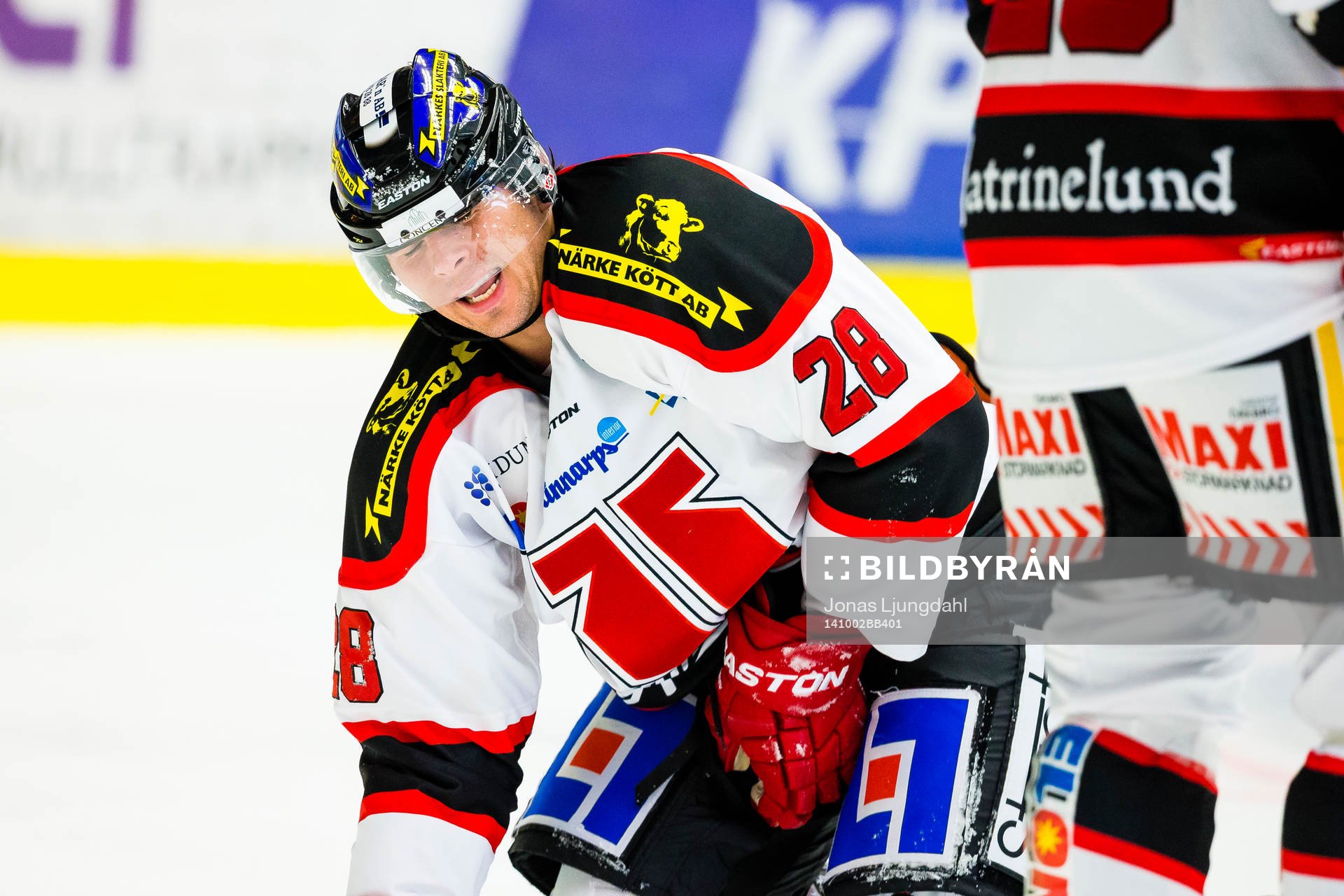 Örebros Tim Wallace grinar illa